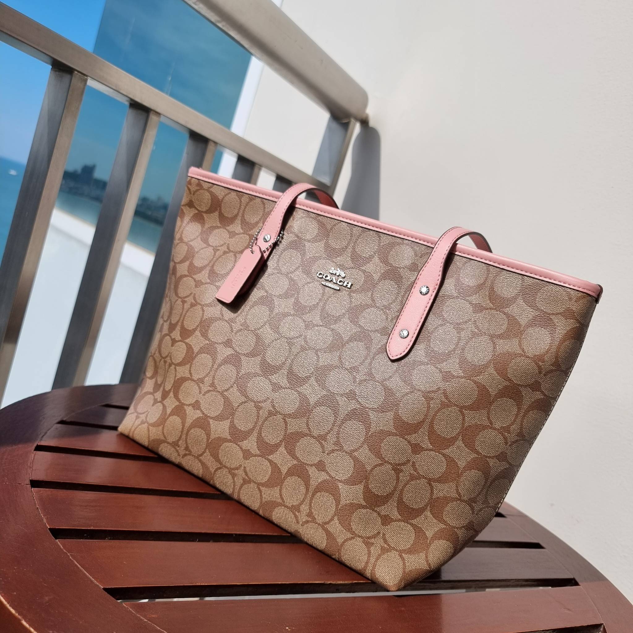 OUTLET 】COACH F58292 CITY ZIP TOTE IN SIGNATURE 16" รุ่นขายดี!! ไซส์ใหญ่ สีสวยมาให้แบบจัดเต็ม!! กระเป๋าถือทรงโท้ทใบใหญ่ สวยน่าใช้ทุกสี สะพายคล้องไหล่ได้เก๋ๆ จุของแน่นๆไปเลยจ้า!! วัสดุหนังแคนวาสคุณภาพ ปากกระเป๋าเปิด-ปิดด้วยซิป กันของหล่นได้ ถือไปไหนก็