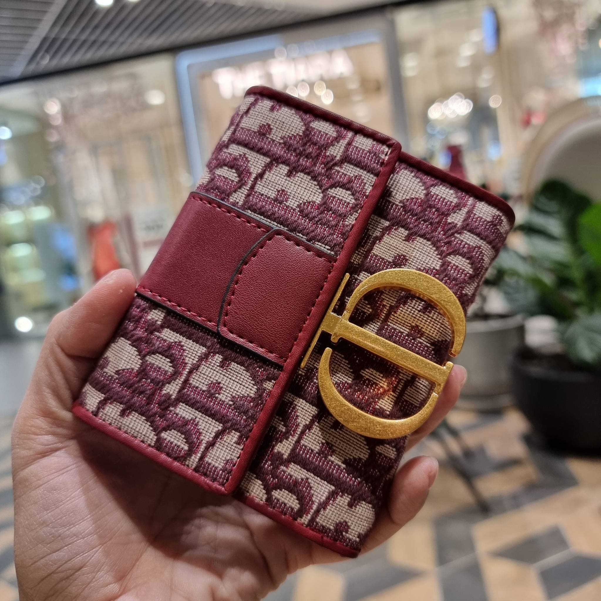 VIP 】CD TRIFOLD WALLET WITH GWP ที่สุดของความคลาสสิค กระเป๋าสตางค์ใบสั้นแบบพับ พรีเมี่ยมกิ๊ฟจากเคาน์เตอร์ วัสดุผ้าแคนวาสปักลาย สลับหนังแท้ภายใน โลโก้สีทองเหลือง สวยวินเทจ โดดเด่นเป็นเอกลักษณ์ ภายในมีช่องใส่บัตร ใส่ธนบัตร ใส่เหรียญได้ คัดมาให้แบบปังๆ ต้องจ