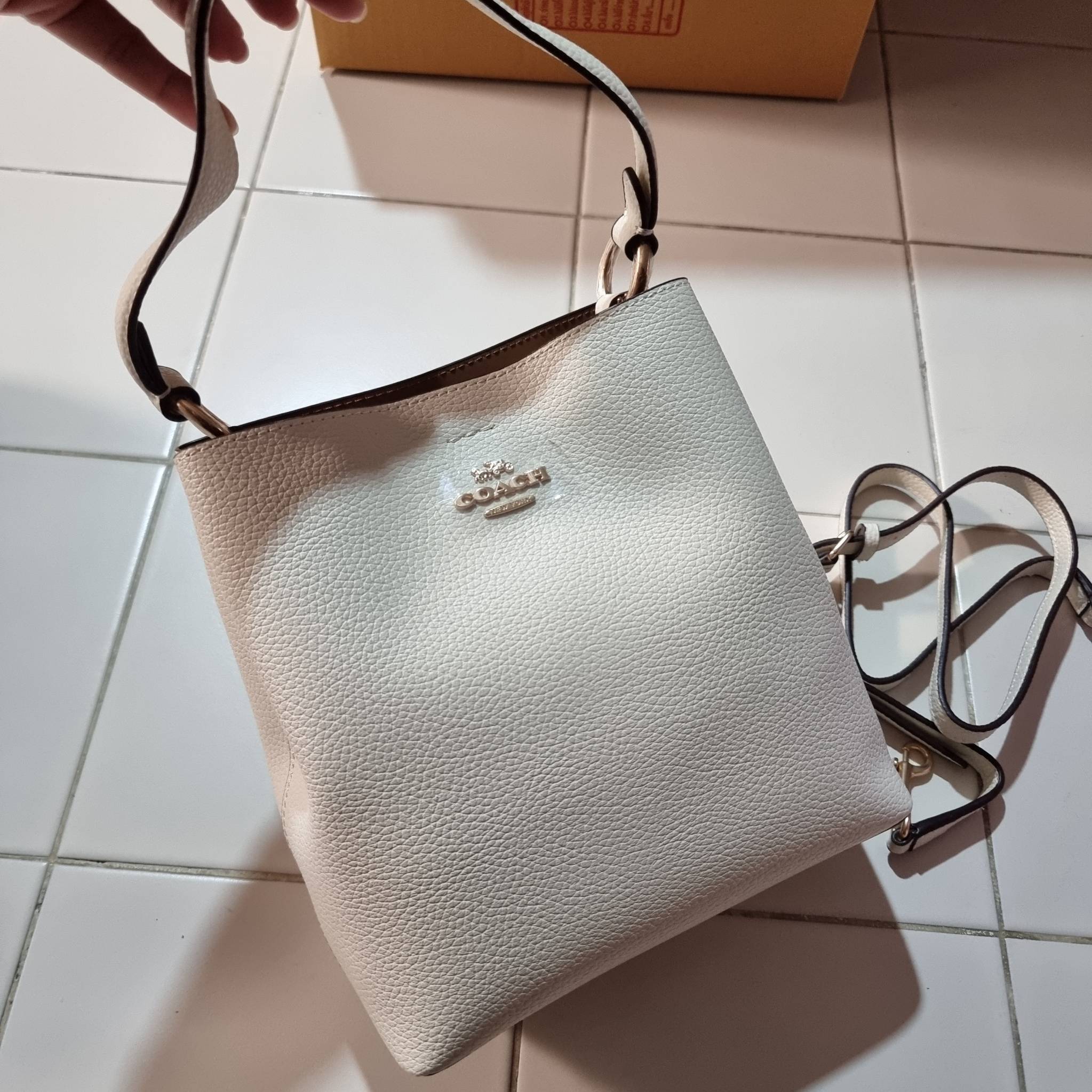 COACH 1011 SMALL TOWN BUCKET BAG รุ่นยอดนิยมใบเล็ก กระเป๋าทรงบัคเก็ต สีคลาสสิคเรียบหรู ตัดกับโลโก้สีทองดูโดดเด่น วัสดุหนัง pepble สวยคมทุกมุมจริงๆ!! เปิด-ปิดด้วยกระดุมแม่เหล็กทั้ง 2 ฝั่ง ภายในเป็นช่องโล่ง มาพร้อมสายสะพายปรับได้ตามตัว ขนาดใบนี้กำลังสวย สะพ