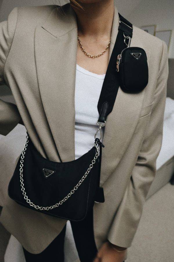 Prada Re-Edition 2005 Re-Nylon bag ใบเดียวคุ้มมากค่ะ อุปกรณ์ ครบชุด **ซื้อ1ได้ถึง3ไอเท็ม ทั้งสายยาว และกระเป๋าใส่เหรียญ และป้ายแท็คหนัง อย่างดี **อะไหล่ปั้มแบรนด์แท้ทุกจุด วัสดุทำจากผ้า Nylon อย่างดี กันน้ำได้ อยู่ทรงสวย สามารถใส่กระเป๋าตังค์ใบกลางได้ ถอด