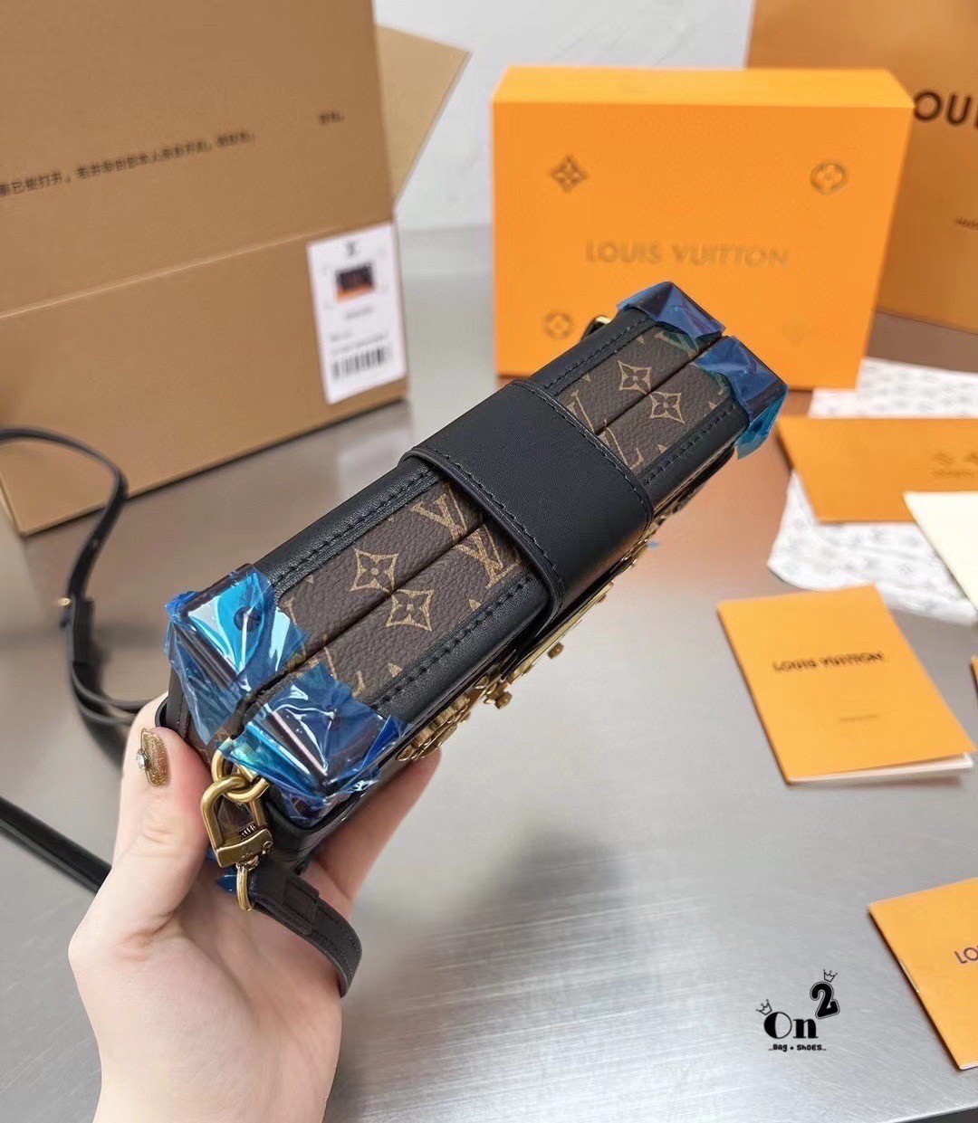 Louis vuitton trunk monogram / LV TRUNK CLUTCH 8" vip mirror ภาพถ่ายจากงานขายจริง กระเป๋าสะพายลายโมโนแกรมทรงกล่อง เปิดได้รอบ งานสวยเป๊ะมากค่ะ สวยรุ่นนี้ดาราใช้กันเยอะผู้หญิงสะพายได้ ผู้ชายสะพายดี ใครรออยู่รอบนี้ห้ามพลาดน้า