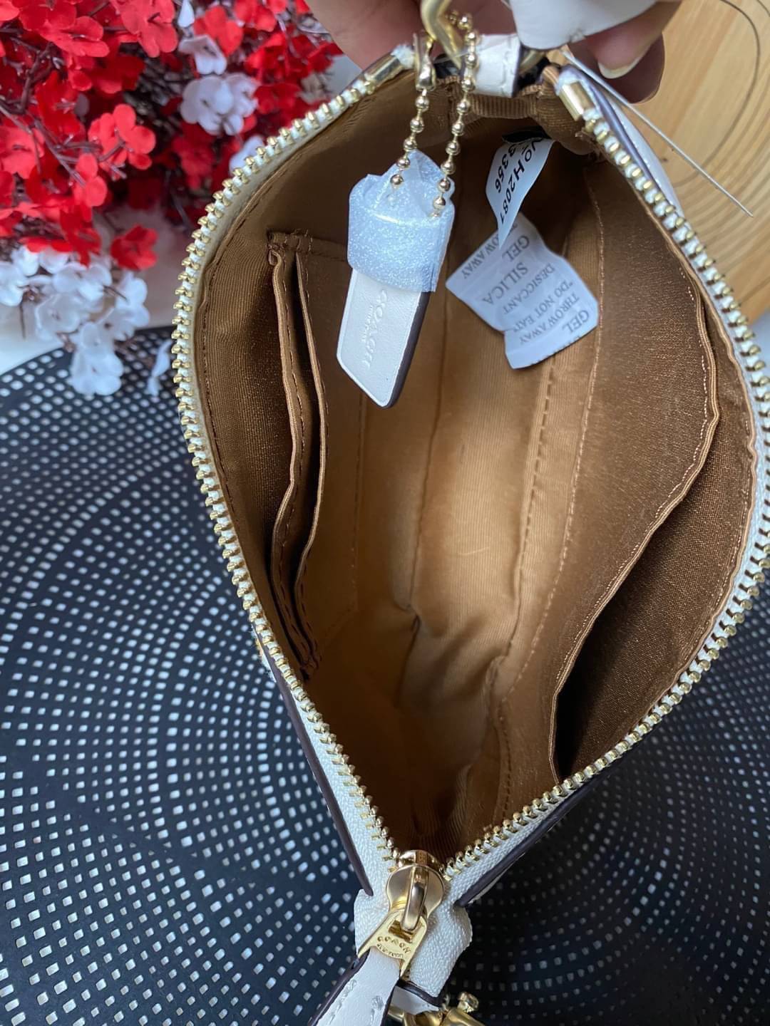 COACH NOLITA DAISY BAG (coach C3356) พร้อมส่งทันทีค่ะ! กระเป๋าหิ้ว//คล้องไหล่ หนังแท้เรียบสวย จุดเด่นด้านหน้าปักดอก Daisy แบบ3D นูนขึ้นมาสวยงามสะดุดดตามากๆค่ะ เปิดปิดกระเป๋าแบบซิป ภายในใส่มือถือได้ทุกรุ่น;กระเป๋าเงินใบกลางได้;มีช่องเสียบบัตร2ช่อง;และช่องใ