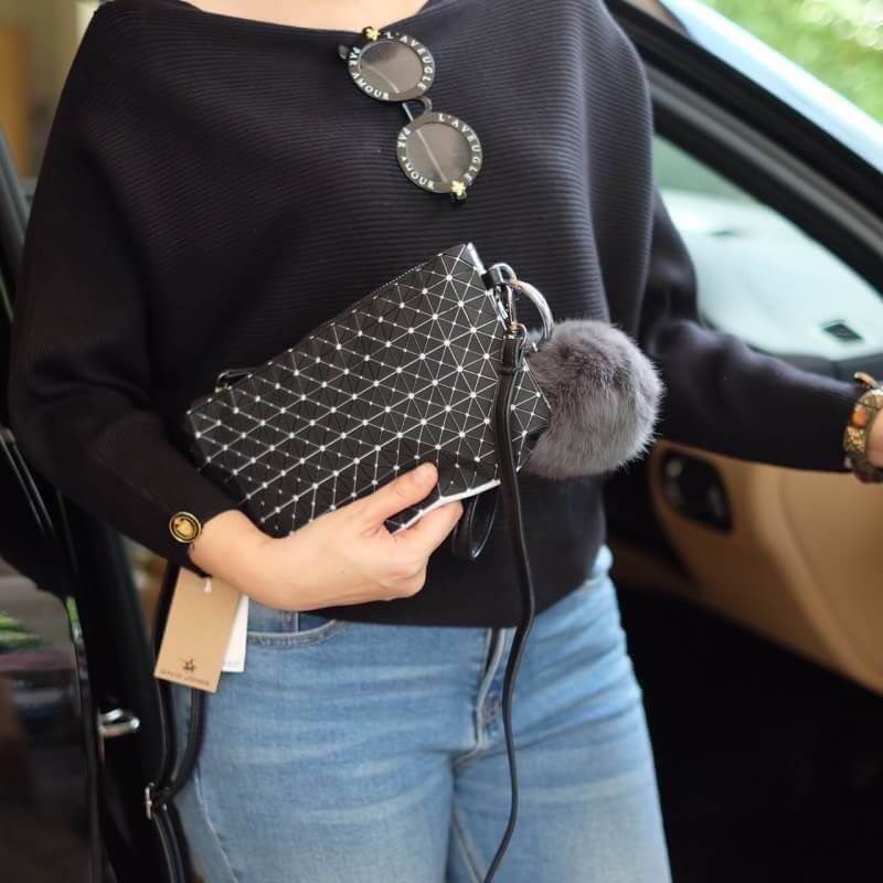 💥รุ่นขายดี สีเข้าเพิ่มค่า !!! เอาใจสาวๆ ที่ต้องการหากระเป๋าสะพายข้างใบเล็กๆเบาๆ สะพาย cross body สวย สะพายจบในใบเดียว แนะนำใบนี้เลยค่า อะไหล่ดำ เรียบหรูมากคะ จากแบรนด์ David Jones ตัวกระเป๋าสะพาย ปรับเก็บสายถือเป็น clutch bag ได้คะ มีสายคล้องข้อมื