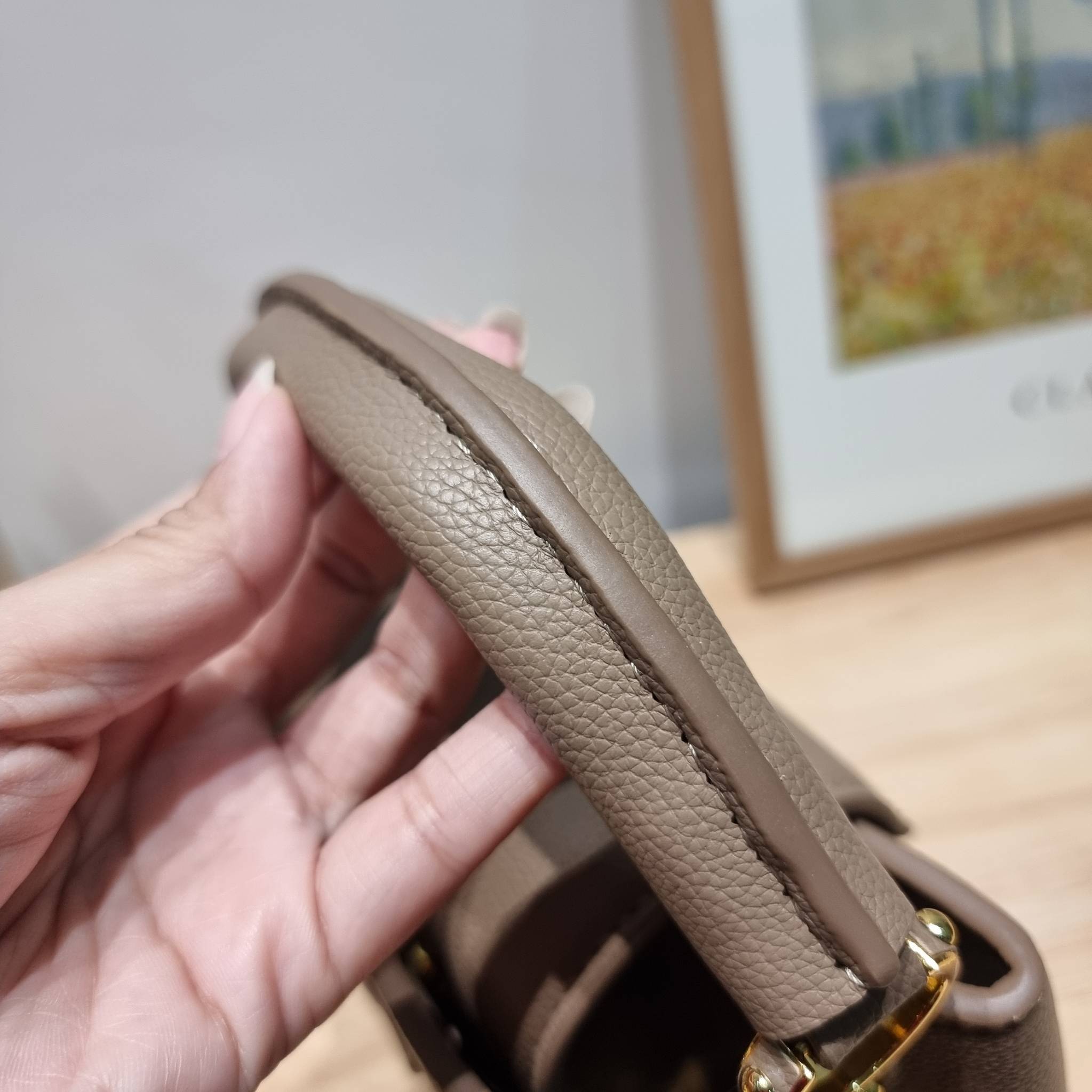 LV capucines mini top handle ที่สุดของความสวยในราคาเบาๆ กระเป๋าถือสุดหรู ดีไซน์ทรงคลาสสิค ที่รอบนี้มาในไซส์มินิ ดีงามม้ากกกก!! มาพร้อมหูจับในตัว ด้วยรูปทรงวินเทจและวัสดุหนังลูกวัว ขับผิว ทำให้ไอเท็มนี้สะกดทุกสายตาจริงๆ