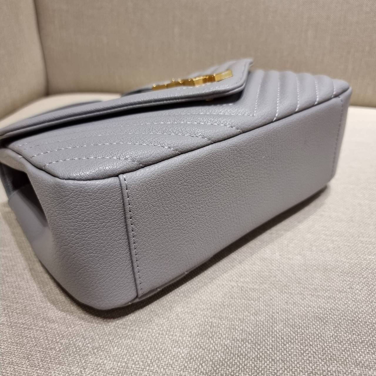 VIP 】หนังแท้ Yves Saint laurent crossbody boutique vip bag กระเป๋าสะพายไหล่ ดีไซน์ทรงสวยหรู พิเศษ แถมฟรี พวงกุญแจห้อยอะไหล่สีทอง ดูแพงไปหมดจริงๆไอเท็มนี้ วัสดุหนังสังเคราะห์ลายคาร์เวีย เปิด-ปิดด้วยกระดุมแม่เหล็ก ภายในโล่งกว้าง มาพร้อมหูจับในตัว และสายสะพา