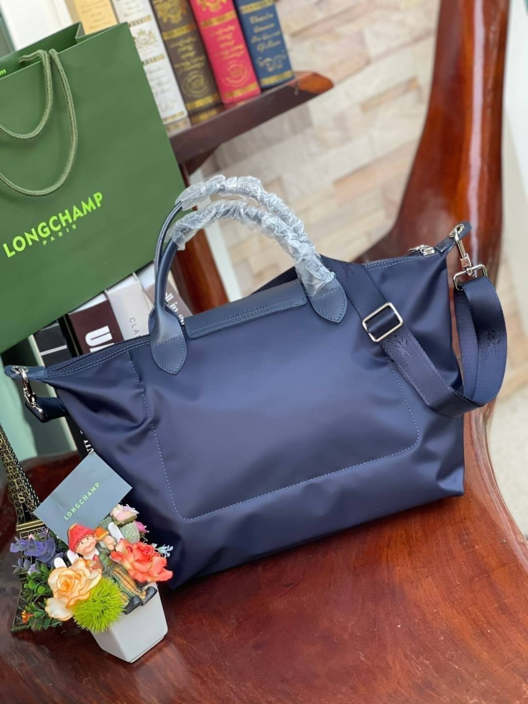 8สี พร้อมส่ง Longchamp LE PLIAGE NÉO TOP HANDLE BAG (medium size) อีกหนึ่งรุ่นยอดนิยม ที่สาวๆ ต้องมีไว้เก็บไว้สักใบ กระเป๋าโท้ทใบนี้ มาพร้อมกับสีที่มีสไตล์เรียบง่าย มีสายสะพายยาวปรับสั้นยาวได้ช่วยให้คุณสามารถสะพายไหล่ได้อย่างสบาย ในตัวสายปักโลโก้อันเป็นสั