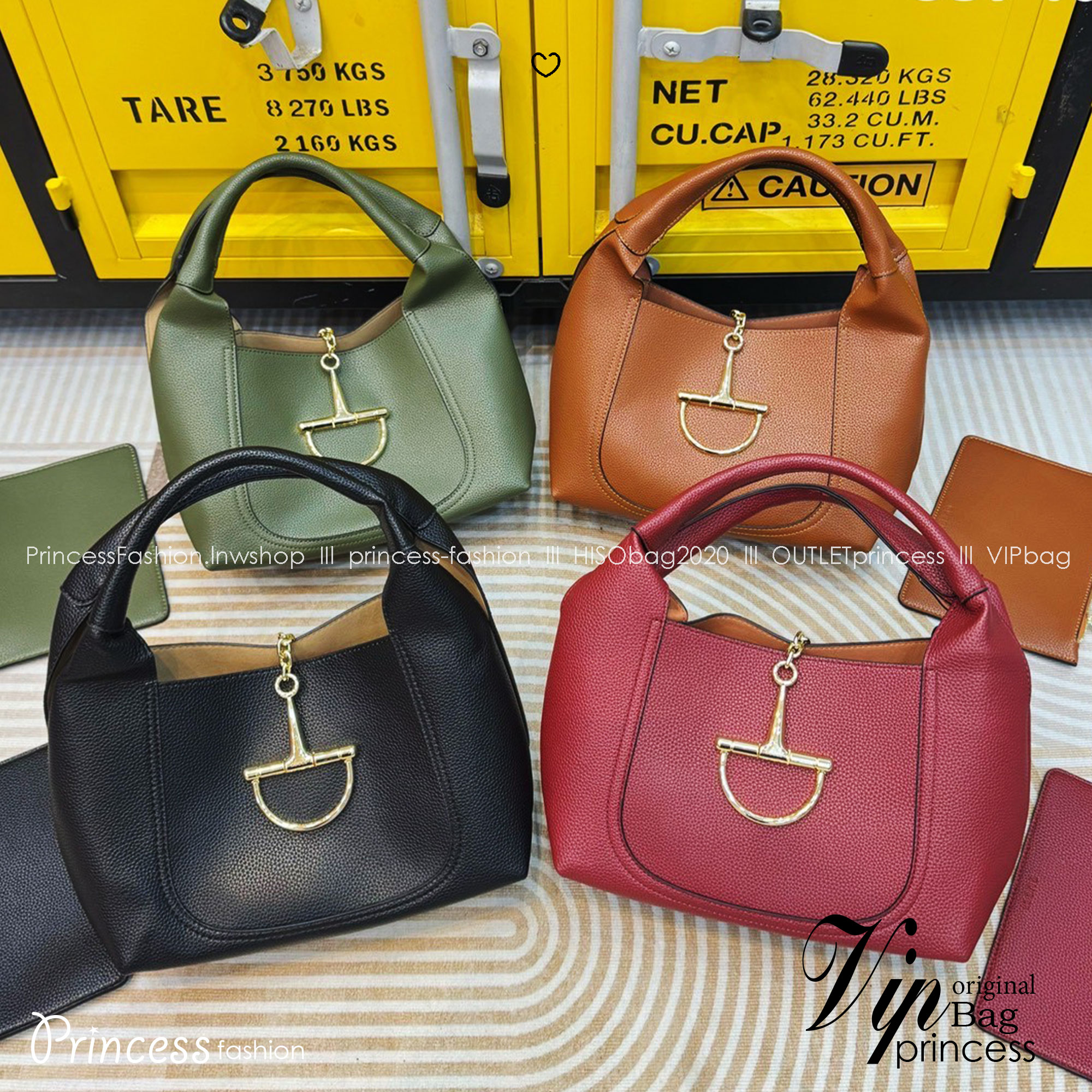 Gucci Softbit medium top handle bag กระเป๋าทรงโฮโบโฉมใหม่ อะไหล่เป็นเอกลักษณ์ของแบรนด์ในรูปแบบ Horsebit ครึ่งรูปขนาดใหญ่ หรูหราและใช้งานสะดวก รูปทรงสไตล์สบายๆ หนังลายเกรนสวยหรูนุ่มนวลพร้อมเท็กเจอร์อันโดดเด่น