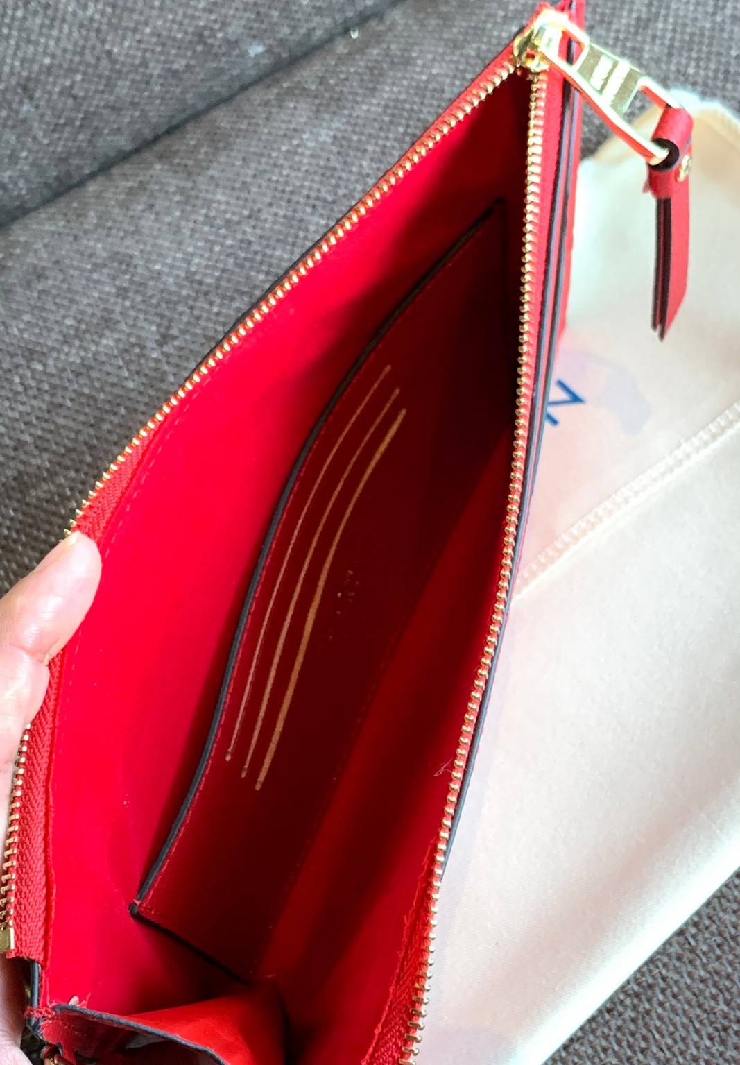 VIP 】จัดสินค้าคุณภาพมาให้สาวๆได้ใช้กันค่าา😘 Louis Vuitton Pochette Mélanie MM Monogram ใช้ขึ้นเครื่องได้เลย✈️ ✔️กระเป๋า ทรงคลัท แบบมีสายคล้องมือ ถอดออกได้หนึ่งสาย ✔️หนังแท้หนา ลายหนังพิมพ์ลายแบรนด์ได้สวยงามมากๆค่ะ