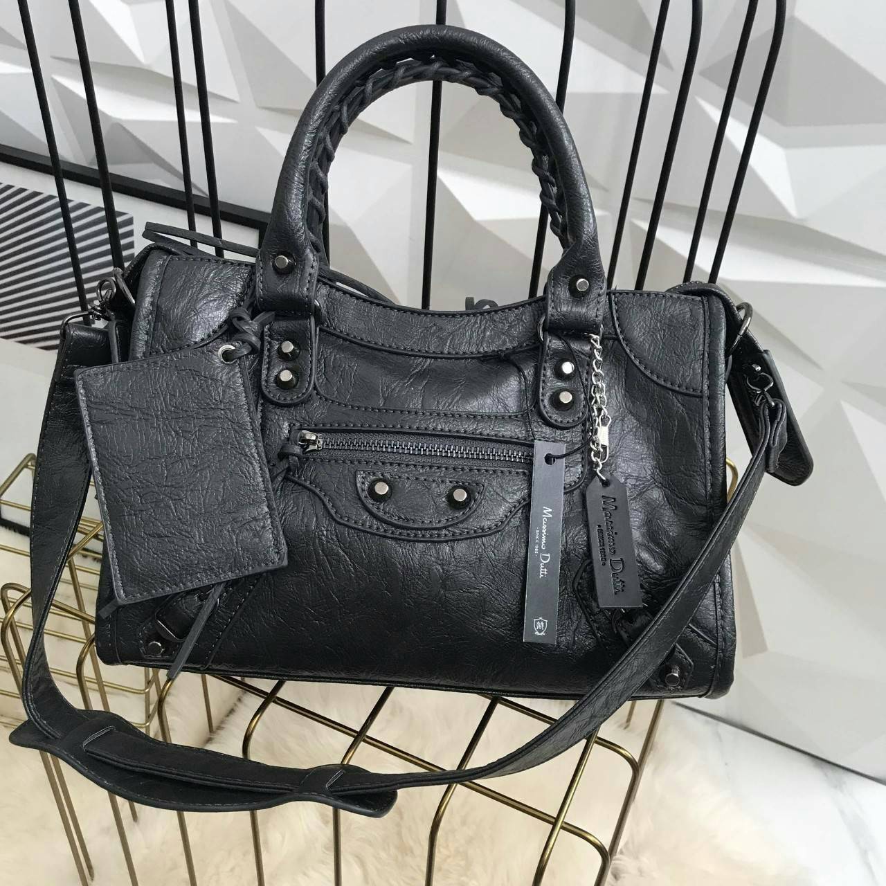Massimo Dutti Classy Crossbody Bag กระเป๋าทรงสุด ฮิตจาก Massimo Dutti ขนาด mini จะถือ, สะพายสะพายไหล่ หรือสะพาย crossbody ได้หมดค่ะ หนังเงาสวยนิ่มมือรับประกันเลย ภายในแบ่งช่องเป็นสัดส่วน น้ำหนักเบา จุของได้คุ้ม มาพร้อมกับสายยาวให้ ใบนี้ใช้ได้ ทุกโอกาสจริง
