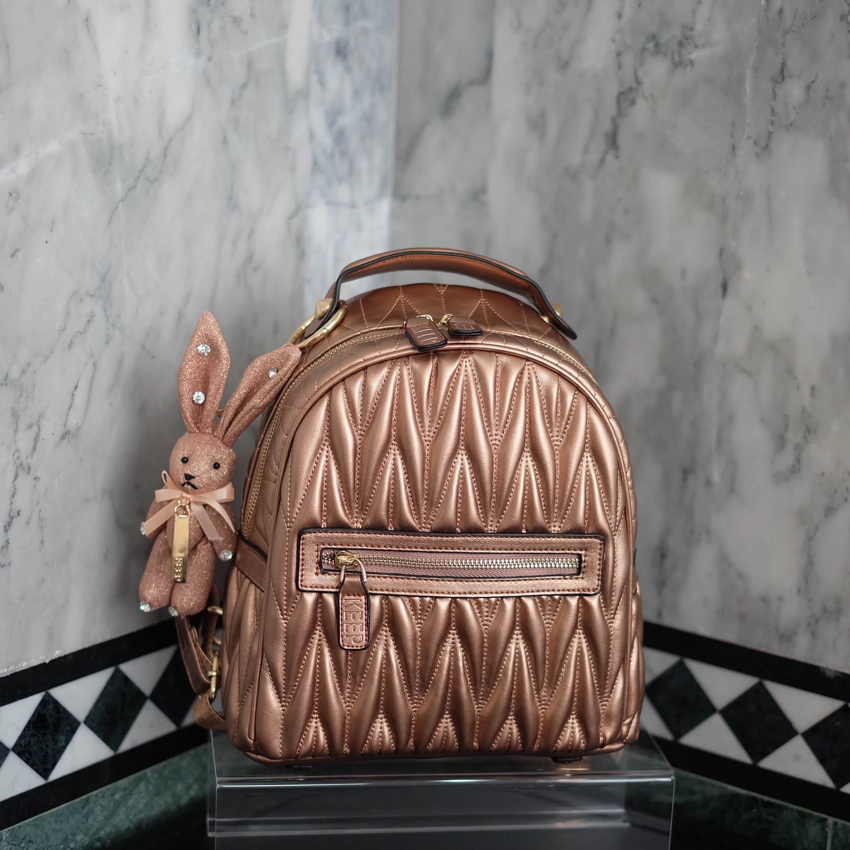 สีใหม่ล่าสุด รับ summer นี้เลยค่า ห้ามพลาดน๊า !!! งานหนังแท้ ทางร้านได้ รุ่นสุด Chic ทรง mini mini น่ารักๆ จากแบรนด์ KEEP มาฝากคะ =>> กระเป๋า หนังแท้เนื้อดี ลายหนังชัด ทนทานคะ น้ำหนักเบา ดีไซด์ ทันสมัย เข้าได้กับทุกชุด =>> อะไหล่ทองตัดกับกระเป