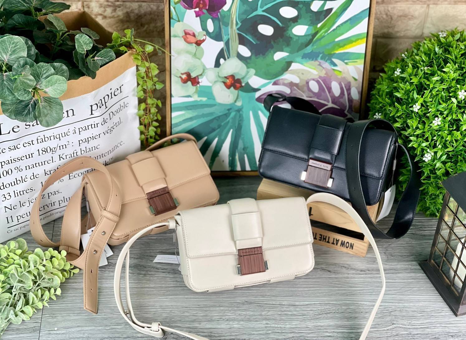 Charles & Keith Front Flap Push Lock กระเป๋าสะพายข้างทรงสวย จุดเด่นที่อะไหล่ลายไม้ตรงตัวเปิดปิด น้ำหนักเบา ด้านหลังมีช่องใส่ของได้ เปิดปิดแบบตัวกดล็อก ด้านในจุของได้พอสมควร เช่น iPhone 12 Pro Max กระเป๋าเงินใบกลาง/สั้นเป็นต้น สายสะพายยาวปรับสายได้ (ถอดสาย