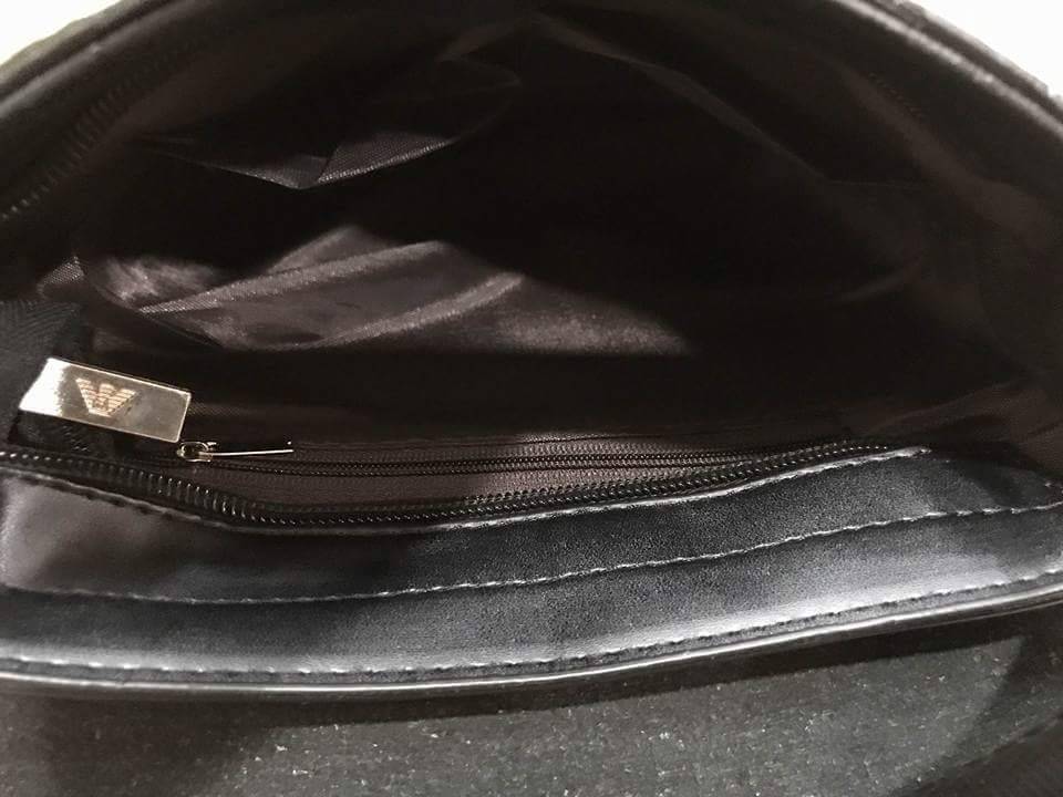 GIORGIO ARMANI CROSSBODY BAG Limited Edition จาก GIORGIO ARMANI JEANS เปิดปิดด้วยฝาปิดแม่เหล็กพร้อมซิปสะดวกใช้ ด้านหน้า ปั๊มโลโก้ และมีช่องใส่ของ ด้านหลังมีช่องซิป ขนาด กำลังดี น้ำหนักเบา กันน้ำ ใส่ ipad, กระเป๋าสตางค์ใบยาว, กล้อง, มือถือ และของใช้ได้เยอะ