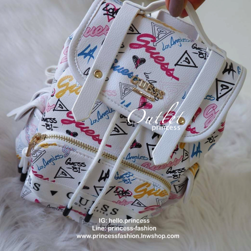 guess kacee front flap mini backpack กระเป๋าเป้สุด cool ด้านหน้าติดชื่อแบรนด์ เปิดปิดด้วยกระดุมแม่เหล็ก และรูดเชือกปิด ด้านหน้ามีช่องซิป และด้านข้างทั้ง 2ข้าง มีช่องใส่ของได้ รุ่นนี้น่ารักเว่อ วัสดุกันน้ำได้อีก ช่องด้านในใส่ของได้เยอะ และยังมีซิปอีกด้วย ส