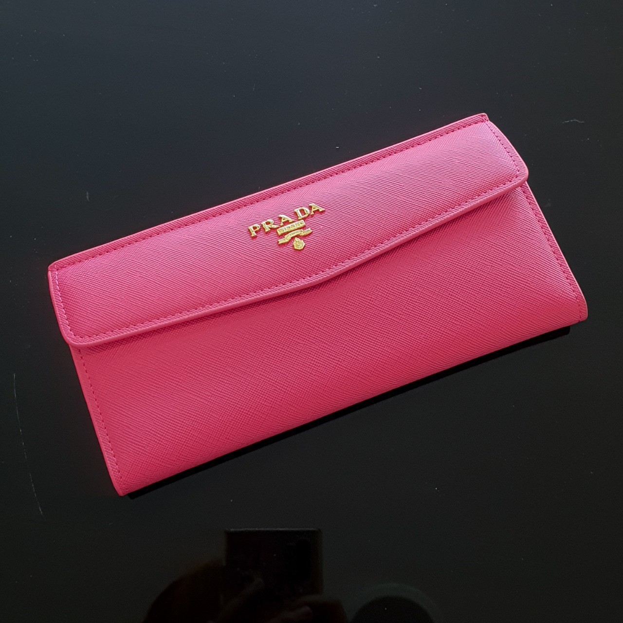 PRADA LONG WALLET กระเป๋าสตางค์รับทรัพย์ ทรงหรู จากแบรนด์ PRADA ลายหนัง SAFFIANO มีช่องใส่บัตร ถึง 12 ช่อง และช่องซิปใส่ของจุกจิกได้ น้ำหนักเบา จับถนัดมือ ขนาดกำลังดีคะ ถือแล้วดูดี อะไหล่ทองสุดหรู ใช้แล้วสวยแน่นอนค้า