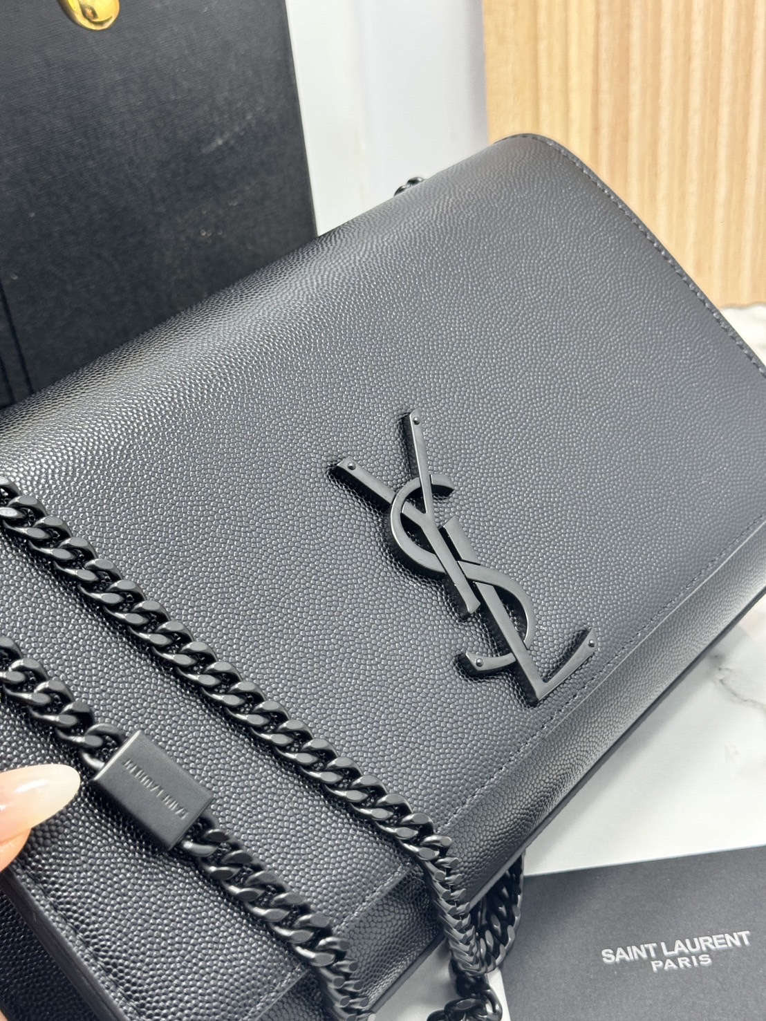 ORI หนังแท้ | YSL KATE MEDIUM BAG / YSL Woc Bag กระเป๋าสะพายทรง woc เรียบหรูดูแพงที่แท้จริง งานหนังเต็มใบโดดเด่นด้วยโลโก้แบรนด์สุดหรู รุ่นฮิตลอดกาลดูดีมีระดับ