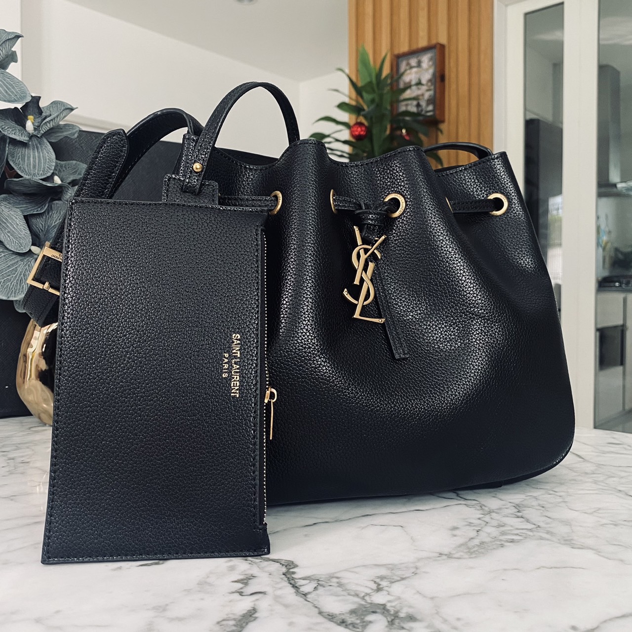 YSL PARIS VII flat hobo bag / YSL Bucket Bag กระเป๋าสะพายทรงโฮโบบัคเก็ต งานหนังเต็มใบ ฟังก์ชั่นสุดเลิศพร้อมเชือกรูด ดีไซน์รูปทรงใช้งานง่าย -- [รับตัวแทนกระเป๋า]