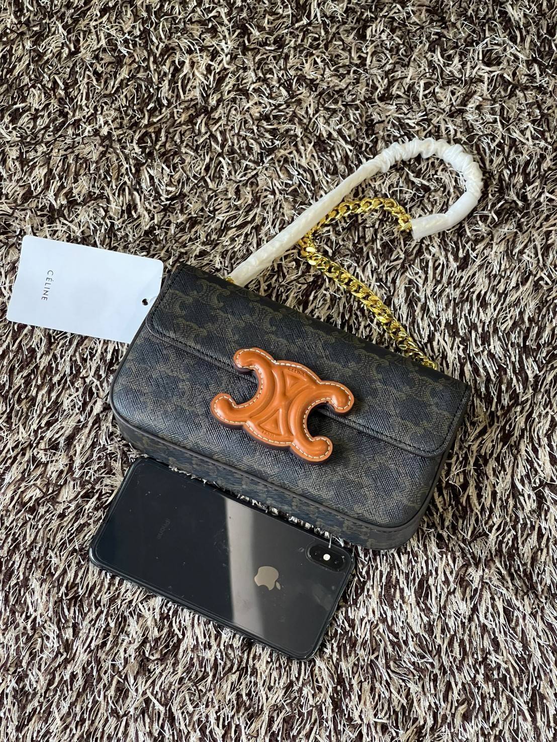 Celine Chain Shoulder Bag Cuir Triompe In Triompe เป็นกระเป๋าถูกประดิษฐ์ขึ้นในรูปทรงมินิมอล นับว่าเป็นกระเป๋าอีกหนึ่งรุ่นในซีรีส์ Triomphe ที่ได้รับความนิยมอย่างมาก โดยเป็นกระเป๋าสะพายไหล่ทรงสี่เหลี่ยมผืนผ้าที่อัดแน่นไปด้วยกลิ่นอายความคลาสสิกตามแบบฉบับของ