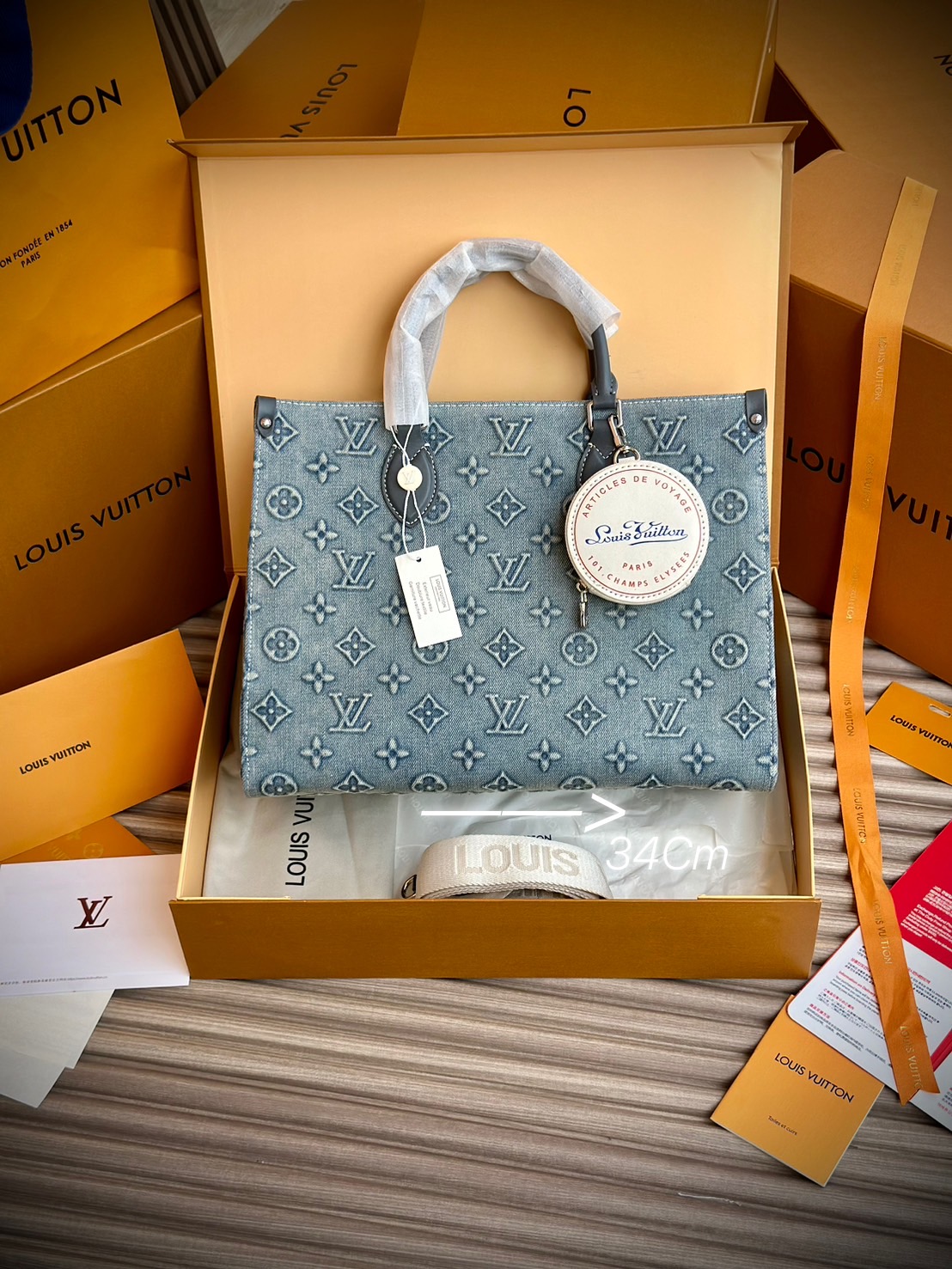 LV Onthego Denim Vintage Tote Bag กระเป๋าทรงโท้ทเดนิมสไตล์วินเทจ รุ่นใหม่ปั้มลายโมโนแกรมบนเดนิมสุดไอคอนิก ที่ใครเห็นต้องเป็นคลั่งรัก ผู้ดี หรูหราได้ทุกลุค ทุกสไตล์