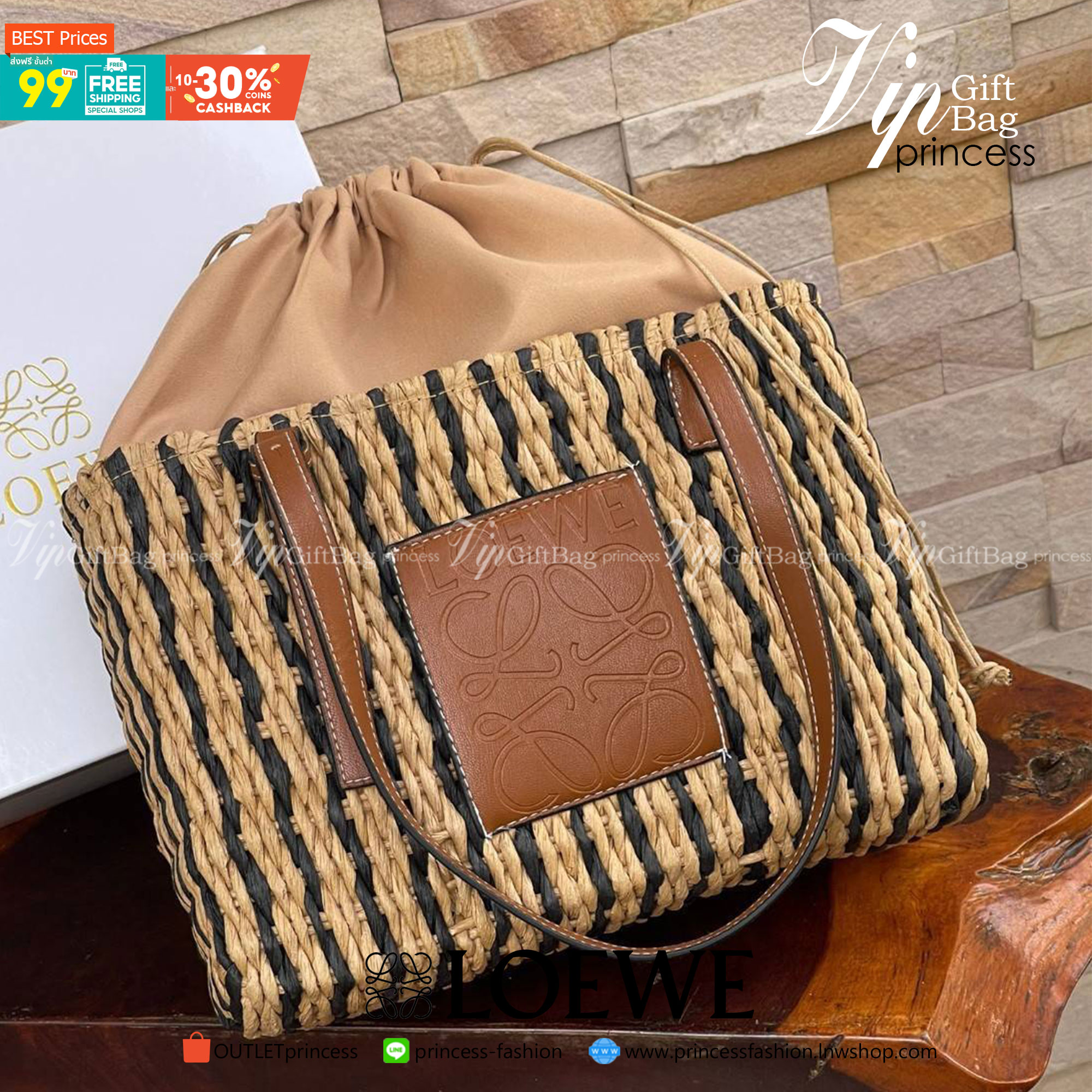 LOEWE X PAULA'S IBIZA SMALL SQUARE BASKET BAG กระเป๋าสะพายไหล่จากโลเอเว่ เป็นกระเป๋าสานขึ้นจากใบกก (Reed) ที่มีทั้งความเหนียวและความยืดหยุ่น สวยน่ารักแบบมินิมอล มีความทนทานสูง ดูแลรักษาง่าย ด้านหน้าและหูเป็นหนังแท้(calf skin) ส่วนภายในมีถุงผ้าแบบหูรู