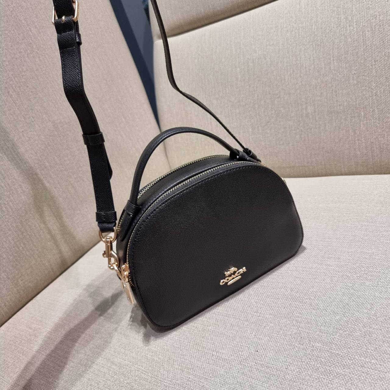 COACH 1589 SERENA SATCHEL กระเป๋าสะพายคอลเลคชั่นยอดฮิต ดีไซน์ลุคผู้ดี ต้องยกให้น้องใบนี้เลย!! จัดสีคุณหนูมาให้ สวยตาแตก!! วัสดุหนัง crossgrain ทนทาน เปิด-ปิดด้วยซิป 2 ช่องหลัก ภายในเป็นช่องโล่ง เก็บของได้แบบสบายๆ ใส่มือถือได้ทุกรุ่น สามารถหยิบไปแมทช์ได้ง่