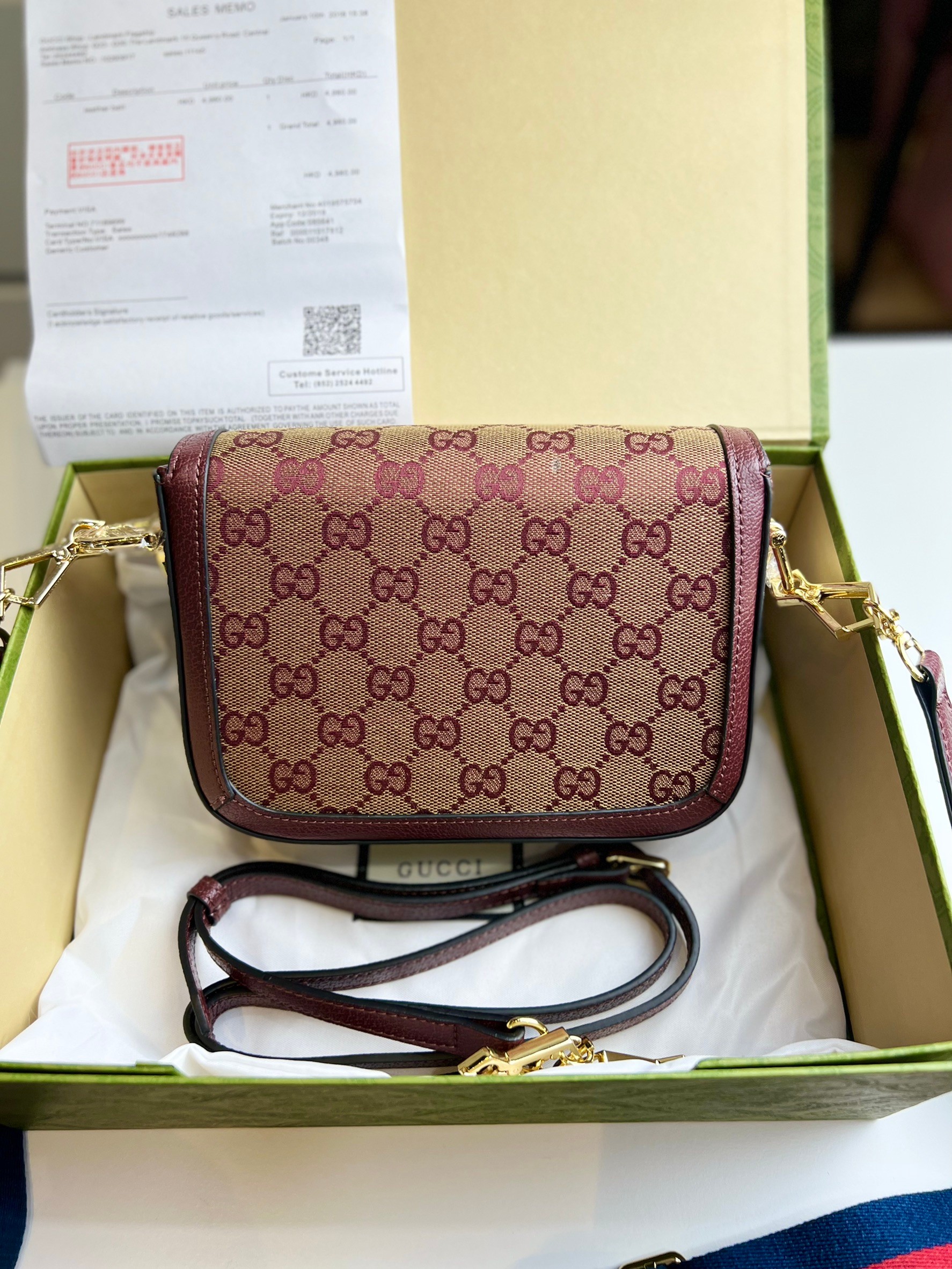 หนังแท้ GUCCI Horsebit 1955 mini bag GG Supreme canvas สีใหม่สวยมากกกก มีมาน้อยน้า สาวๆ ชอบรีบจัดเลยค่าา ที่สุดของรุ่นที่ฮอตหนักมาก คอลเลคชั่นที่ยอดขายดีตั้งแต่วันแรกที่ลง shop ด้วยรูปทรงที่กะทัดรัด ตอบโจทย์ได้ทุกลุค ทุกไลฟ์สไตล์ ใช้งานได้ง่ายคล่องตัว เรี