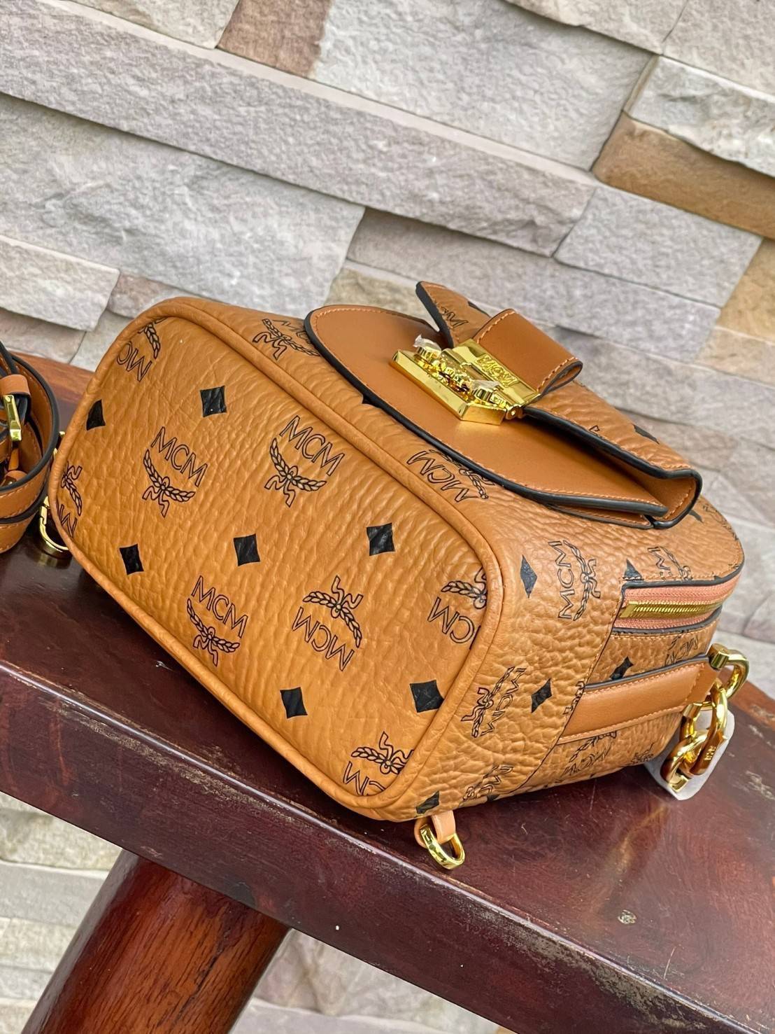 M.C.M Stark X-Mini backpack เป้ไซซ์จิ๋วสุดชิค โดดเด่นด้านการใช้งาน เอาอยู่ทุกสถานการณ์ กระเป๋าเป้ไซส์มินิรุ่นนี้ผสมผสานลวดลายเอกลักษณ์ของ M.C.M เข้ากับหนังและผ้าแคนวาสเคลือบผิวได้อย่างสวยงามค่ะ