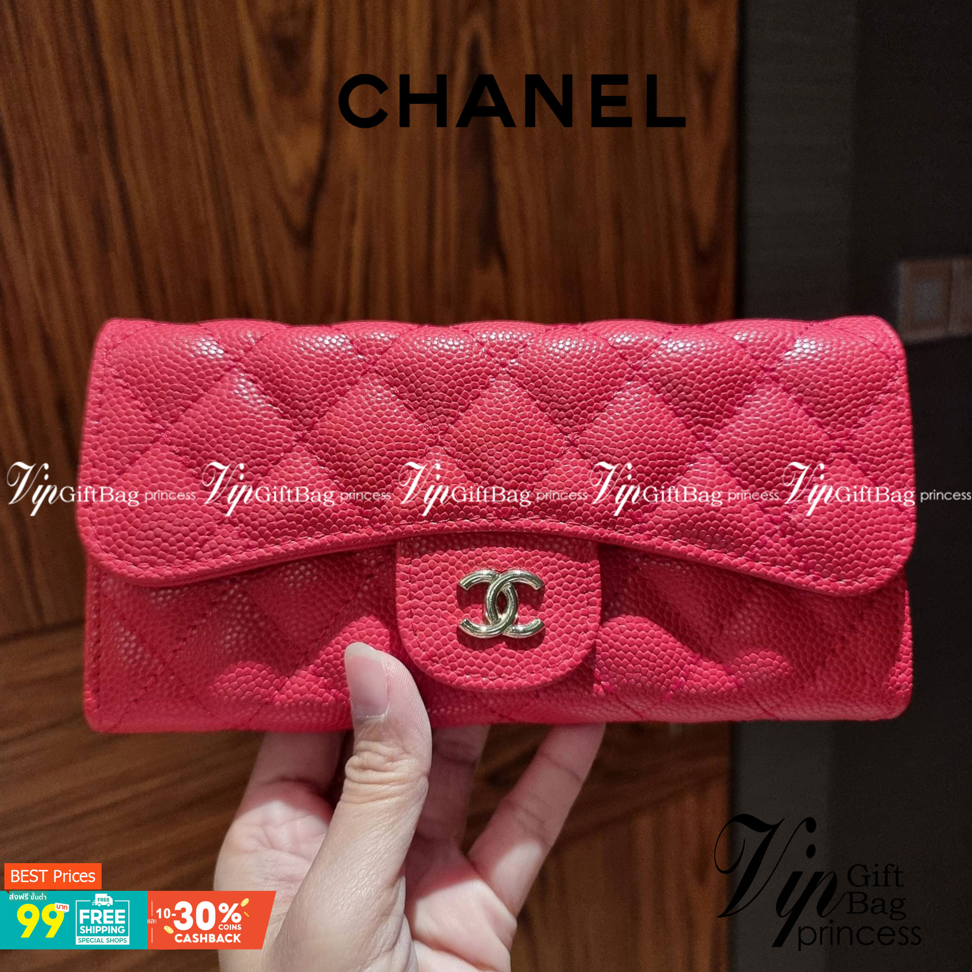 VIP 】กระเป๋าสตางค์ใบยาวรุ่นฝาพับที่ถามหากันมากที่สุด!! สวยรับทรัพย์จาก Chanel วัสดุหนังลายคาร์เวีย ลุคผู้ดีที่สุด เปิด-ปิดด้วยกระดุมแม่เหล็ก ภายในกระเป๋ามีช่องใส่บัตรได้เยอะ ใส่ธนบัตร ใส่เหรียญได้ มีช่องซิปแยกอีกหนึ่งช่อง ดีไซน์เรียบหรูดูคลาสสิค!! สาวๆห้า