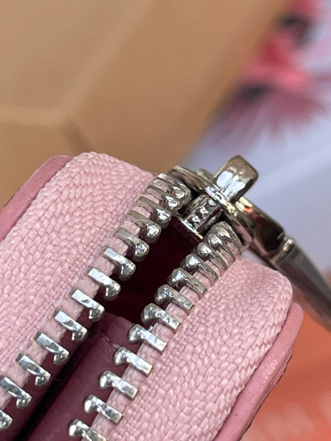 COACH F54630 ACCORDION ZIP WALLET IN SIGNATURE เป็นกระเป๋าสตางค์ที่เหมาะกับการใช้งาน นอกจากเพิ่มความมั่นใจแล้ว ยังทำให้ชีวิตของเราง่ายขึ้นอีกด้วย โดยการเปิดปิดแบบซิปรอบ สามารถใส่ธนบัตร เหรียญ บัตรต่างๆได้หลายใบเลยทีเดียว ขนาดของกระเป๋าสามารถถือแทนกระเป๋าค