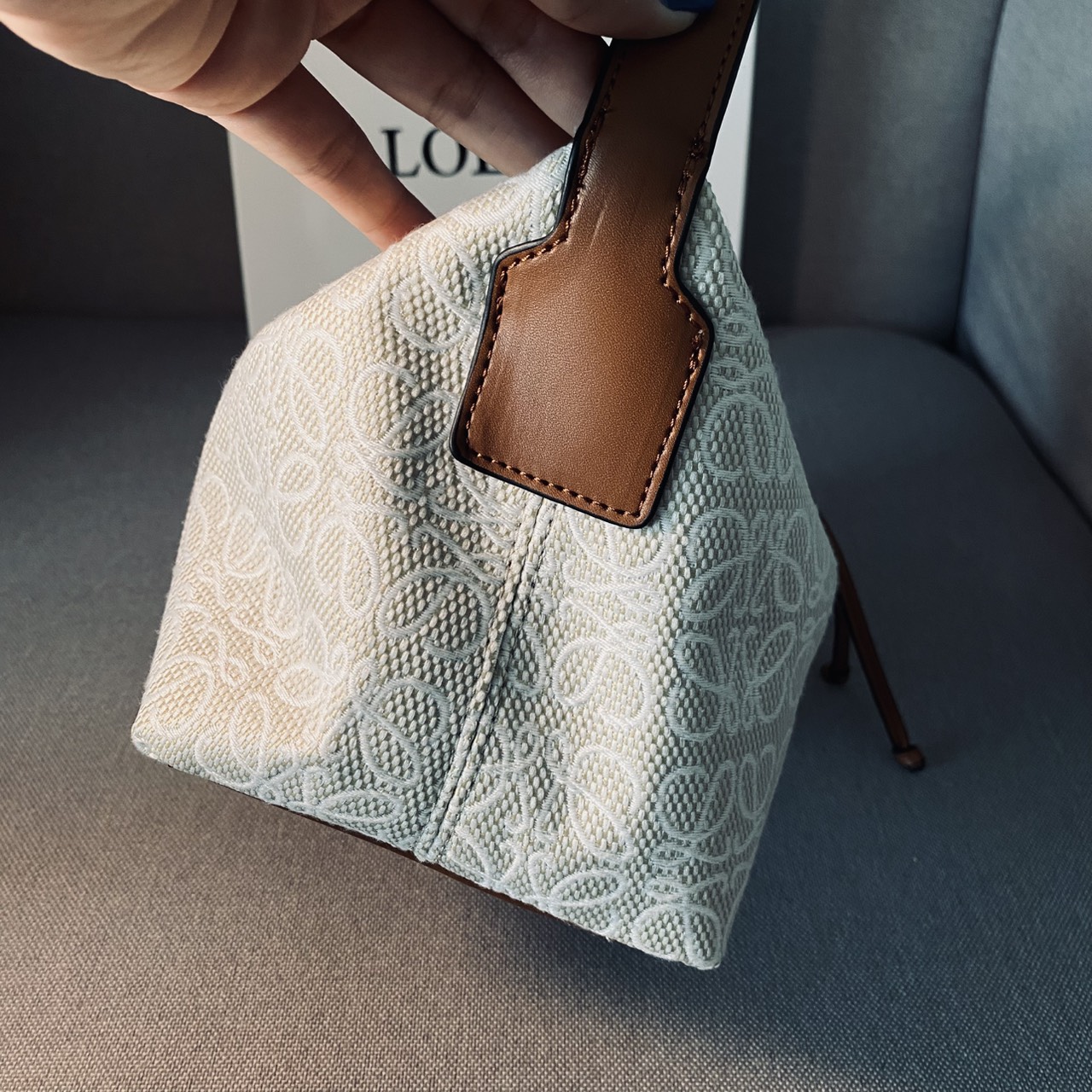 LOEWE Cubi Small Logo Canvas Top Handle Bag กระเป๋าทรงสวยดีไซน์ยอดฮิตประจำปีเลย! ปักโลโก้แบรนด์บนผ้าทั้งใบเป็นเอกลักษณ์ หูจับปรับได้ สวยหรูวินเทจ