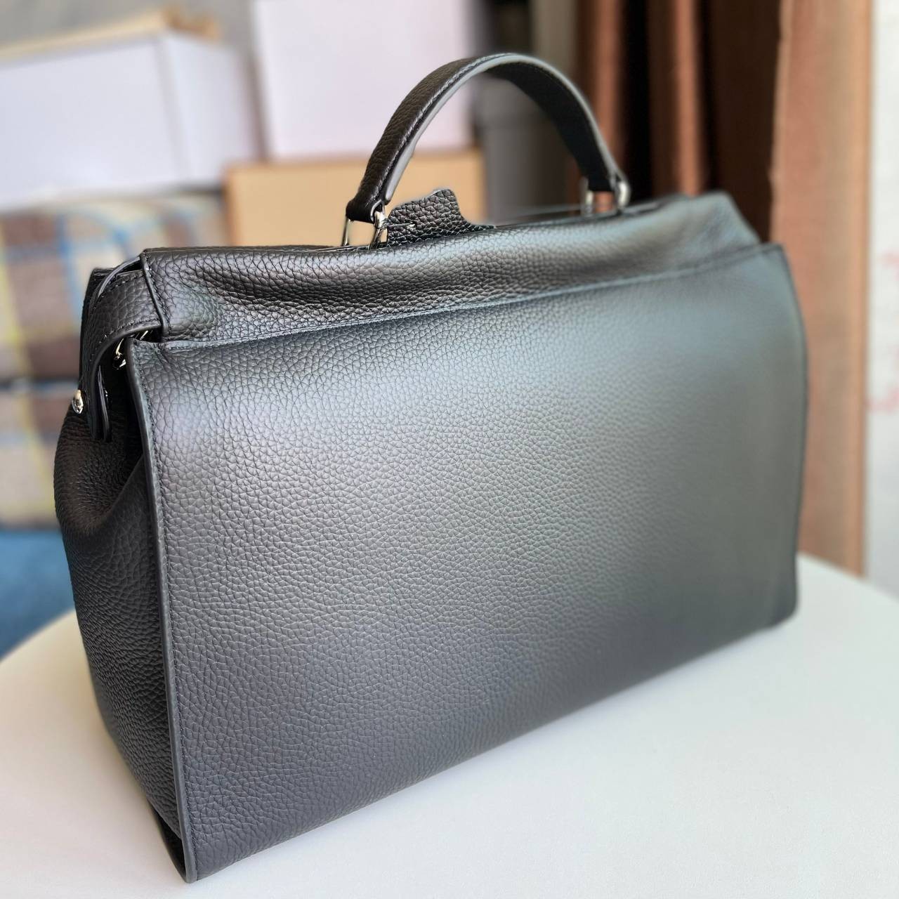 FENDI PEEKABOO MEN BAG size 38CM เป็นรุ่นหนึ่งที่สวยมาก งานดีที่สุดทั้งจากหนังแท้ 100% รายละเอียดครบมีความแข็งแรงหนังหนา ทนทานต่อการใช้งานทุกของได้เยอะ ใส่ Macได้ มาพร้อมสายสะพายยาว สามารถสะพายหรือถือก็ได้