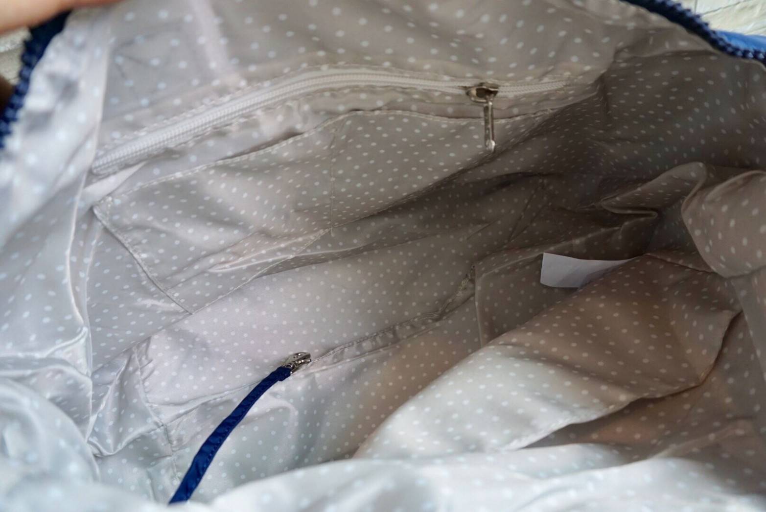 Kipling Tiram Handbag 2018!!! Kipling factory oem HK กระเป๋าสะพายใบใหญ่ วัสดุไนล่อนคุณภาพสูง กันน้ำ ระดับนึงเลยค่ะ สามารถถือได้ สะพายข้างได้ เปิดปิดกระ แบบซิปคู่ ภายในกระเป๋าโล่งกว้าง มีข่องซิป ช่องเล็ก และ ช่องขนาดกลางเสริมนวมให้ด้วยค่ะ พร้อมสายห้อยกุญแจ