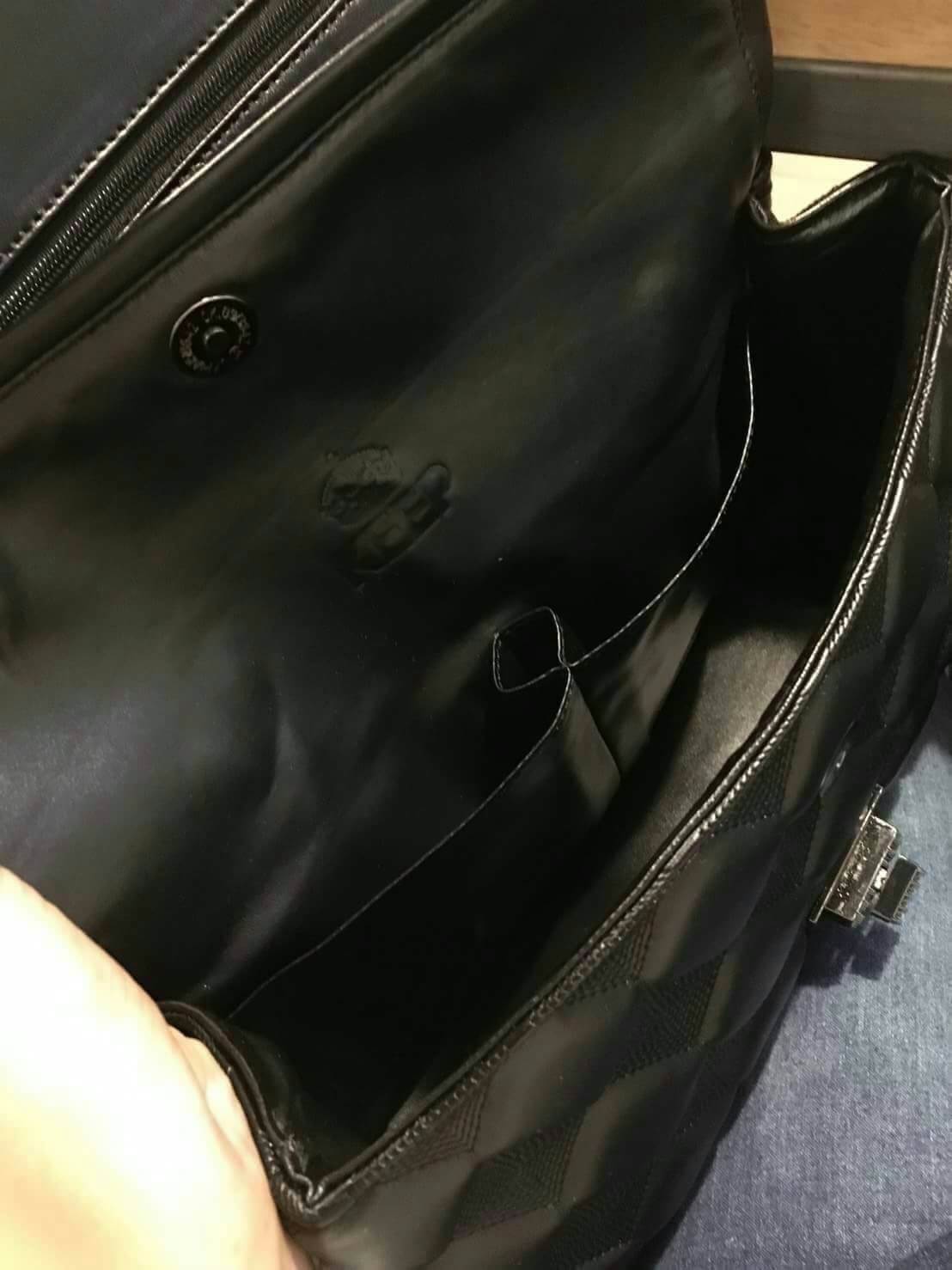 รุ่นยอดนิยม Best Seller 👍 KEEP classic chain shoulder bag👜 กระเป๋าทรงสวย ผลิตจากหนังแกะ ผิวสัมผัสคล้ายหนังจริง นิ่มมากๆ คะ ตัวกระเป๋าขนาดกำลังดี ใส่ กระเป๋าตังค์ยาว มือถือได้คะ สายโซ่อะไหล่ เทาดำ ดูคลาสสิคมาก ปรับได้ทั้งแบบสะพายสั้น และยาว