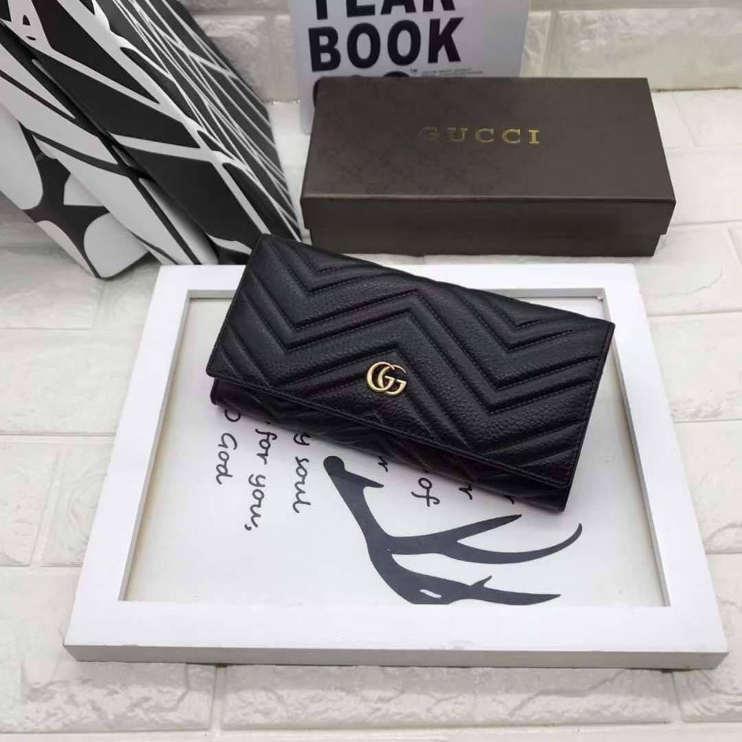 GUCCI LONG WALLET / GUCCI WALLET กระเป๋าสตางค์ใบยาว งานหนังแท้ ผสมผสานความสง่างามและคลาสสิกที่เข้ากับยุคสมัย ด้านหน้าโดดเด่นด้วยซิกเนเจอร์แบรนด์ เป็นอีกหนึ่งรุ่นที่ดาราเชเลปใช้กันเยอะมาก พร้อมส่งที่ไทย ภาพสินค้าถ่ายจากงานขายจริง ใช้งานต่างประเทศได้ค่ะ