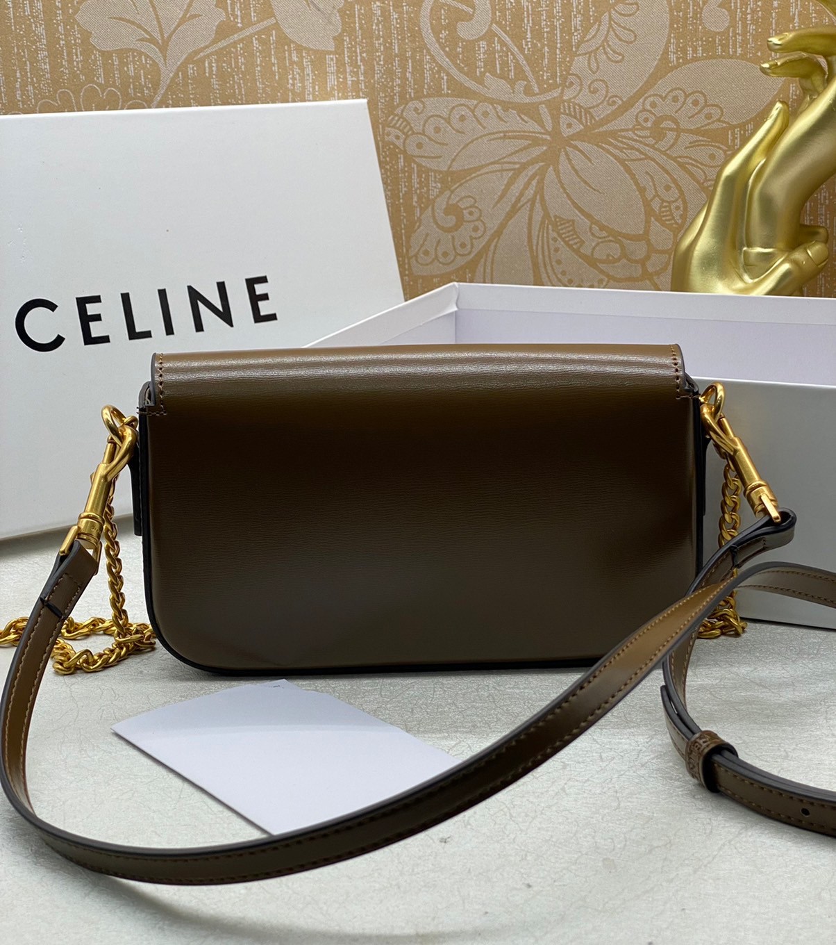 20cm CELINE SHOULDER BAG TRAPEZE IN SHINY CALFSKIN / CELINE POCHETTE BAG / CELINE TRIOMPHE BAG small รุ่นใหม่ล่าสุด ไม่มีไม่ได้เลยกับไอเท็มสุดคลาสสิค กระเป๋าสะพาย ทรงพอชสวยอยู่ทรง ดูดี ดูแพง สายถอดได้ ใช้งานสะดวก