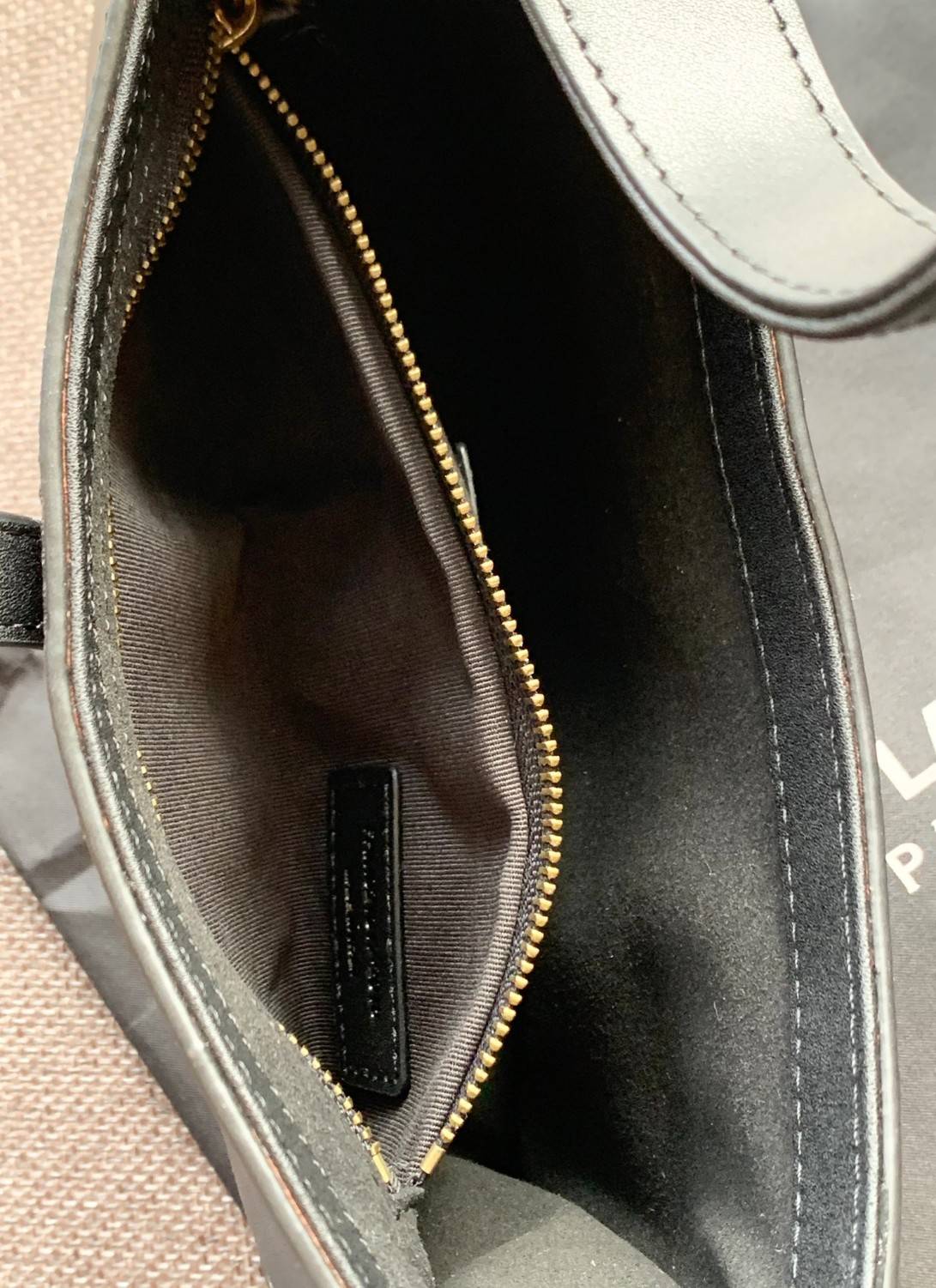 สวยสะกดทุกสายตา แรกเห็นก็หลงรักแล้วจ้าา VIP YSL Le 5 à 7 mini leather shoulder bag / YSL HOBO BAG กระเป๋าที่ดูหรู และคลาสสิคมากๆ ในตอนนี้ หนังแท้อย่างดี สัมผัสแล้วรู้สึกถึงความนิ่มของหนังเลยค่ะ