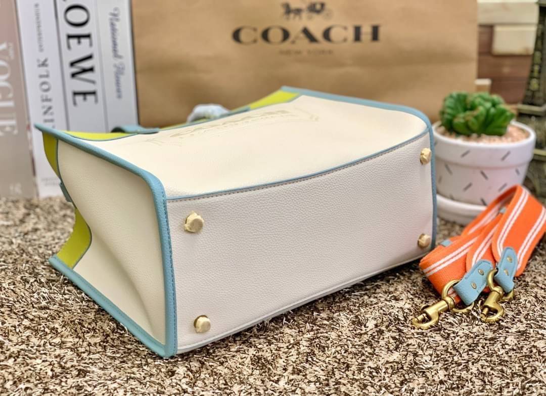 COACH FIELD TOTE 30 IN COLORBLOCK WITH COACH BADGE ((C0777)) พร้อมส่งอีกครั้ง! ไม่มีสักใบยังไงไหว สีคือผู้ดี แจ่มใส ละมุนตา ไม่ฉูดฉาด แถมคุณภาพเต็ม100 เหมือนเดิมเลยค่ะ! กระเป๋าทรงTote ใบใหญ่ หนังแท้อย่างดี ลายหนังสวยมากๆ หลงรักแน่นอน คอนเฟิร์มค่าา! สีที่ใ