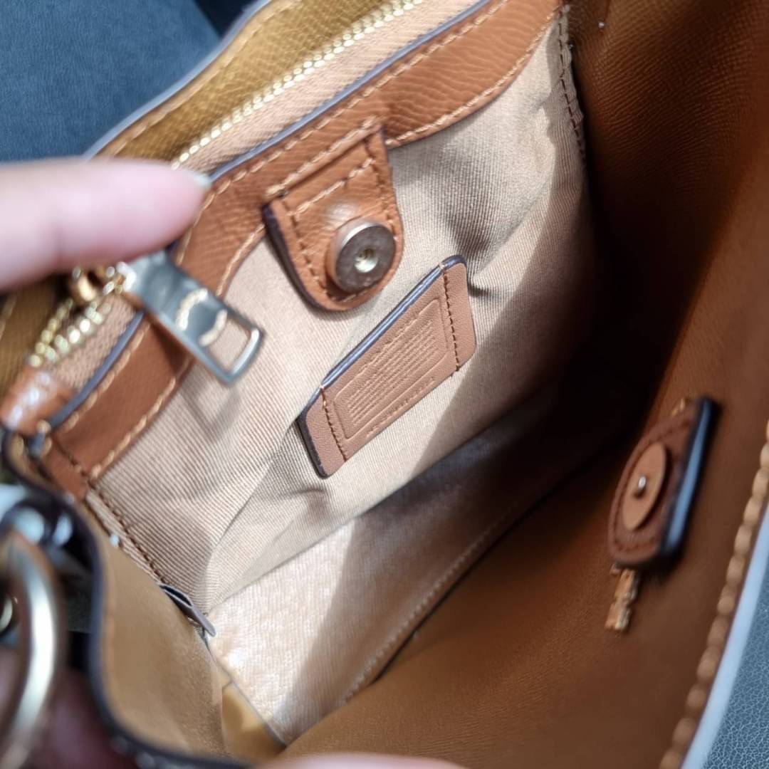 COACH 2312 SMALL TOWN BUCKET BAG IN SIGNATURE CANVAS รุ่นยอดนิยมใบเล็กมาครบสีแล้วจ้า กระเป๋าทรงบัคเก็ต สีผู้ดี๊ผู้ดี ตัวกระเป๋าดีไซน์คลาสสิคลายซี ดูโดดเด่น วัสดุหนังแคนวาสเคลือบลาย สวยคมทุกมุมจริงๆ!! เปิด-ปิดด้วยกระดุมแม่เหล็กทั้ง 2 ฝั่ง ภายในเป็นช่องโล่ง