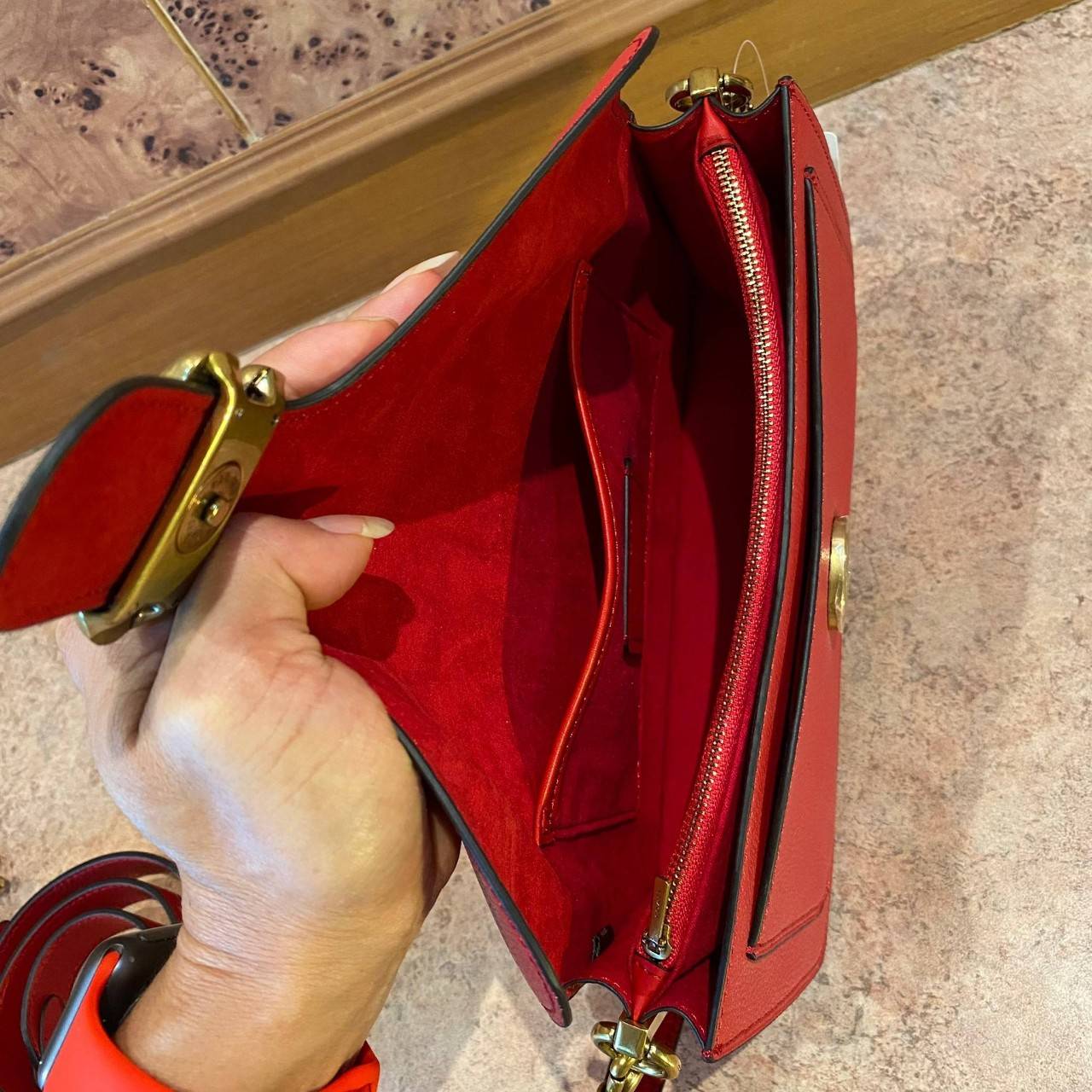 COACH TABBY SHOULDER BAG 26 ((73995)) พัฒนามากจากกระเป๋า Coach รุ่นดังยุค 1970 ทำจากผ้า Canvas เคลือบลายซิกเนเจอร์ หนังลายกรวดและหนังกลับ ด้วยวัสดุคลาสสิค มากับสายที่ถอดได้ถึง 2 สาย ไม่ว่าจะเป็นสายหิ้วหรือสายสะพาย หนังลายกรวดและหนังลูกวัวแบบเนื้อละเอียด แ