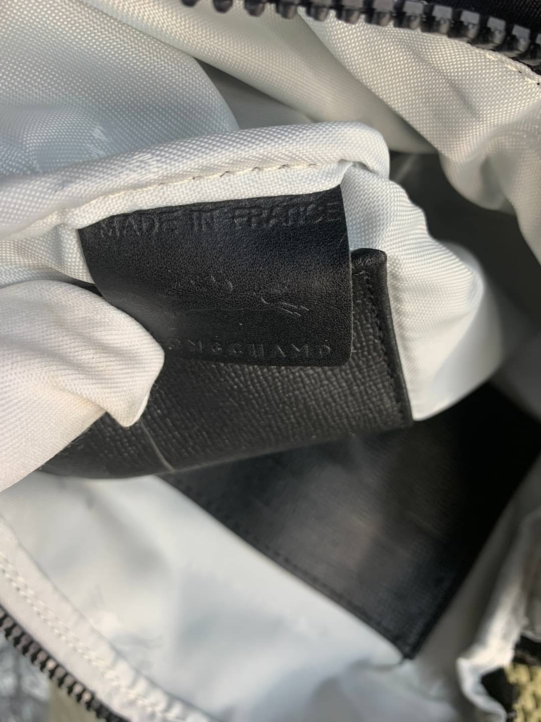 LONGCHAMP LE PLIAGE LGP BELT BAG M เท่ห์อย่างมีสไตล์กระเป๋าทรงคาดอกและคาดเอวดีไซน์แนวสปอร์ต เพิ่มความโดดเด่นทันสมัยด้วยลายซิกเนเจอร์ มีช่องซิปที่ใช้งานง่ายช่วยให้คุณหยิบใช้สิ่งของจำเป็นได้อย่างสะดวกและง่ายดาย และผสานสายรัดแบบปรับได้เข้ากับหัวเข็มขัดตัวล็อ