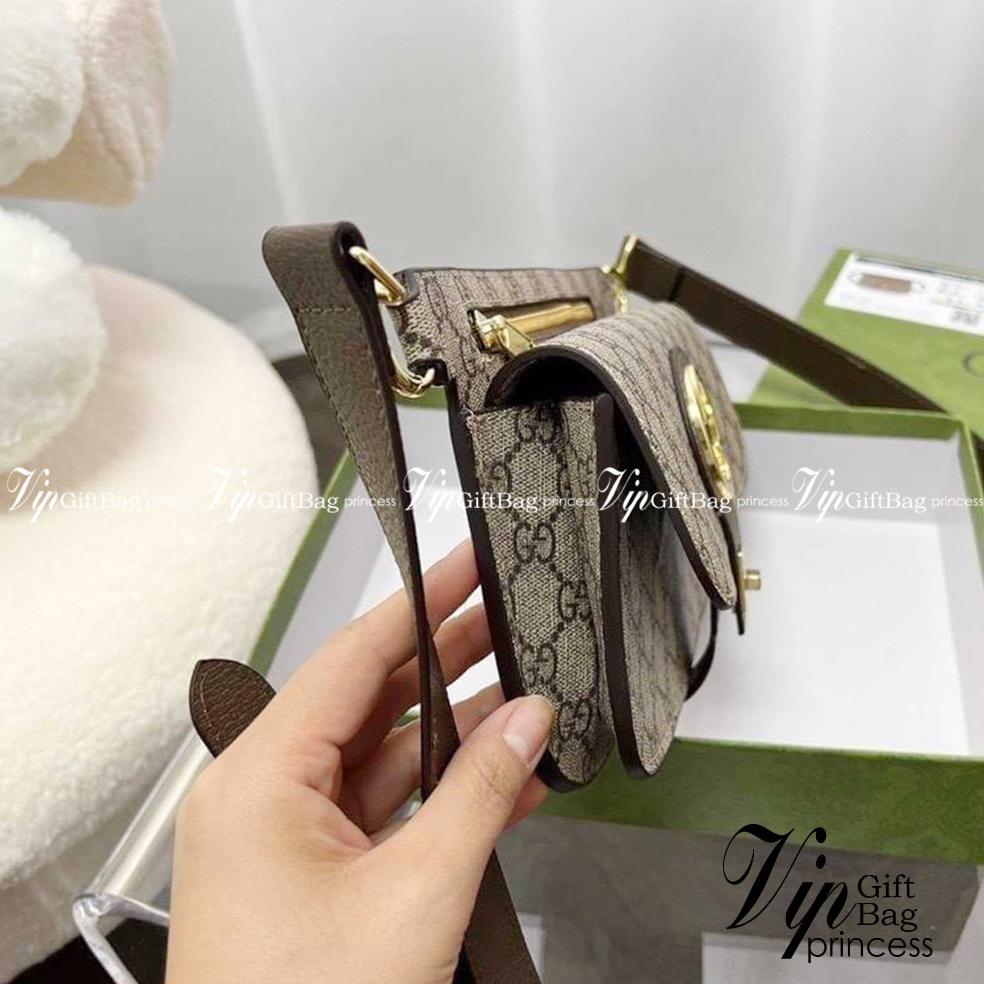 Gucci Blondie belt bag กระเป๋าสะพาย หรือคาดอก คาดเอวได้ คุ้มมากในใบเดียวค่ะ เป็นรุ่น unisex ใช้ได้ทั้งชายหญิง เท่ๆ คูล เลยค่ะ ภาพถ่ายจากงานขายจริง ใช้งานต่างประเทศได้