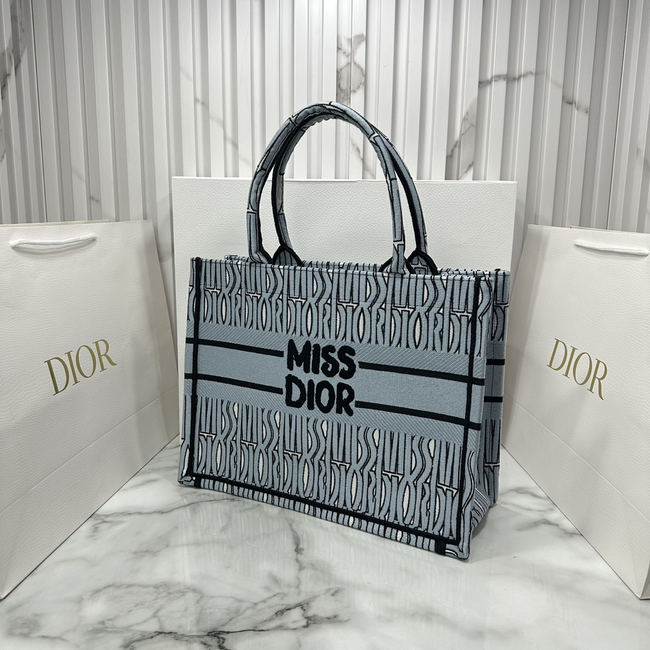ORI หนังแท้ | Dior Miss Dior Allover Book Tote Handbag 14" กระเป๋าทรงโท้ทคอลใหม่ ดีไซน์ลวดลายกราฟฟิกสวยงามและหรูหราโดดเด่นไม่เหมือนใคร