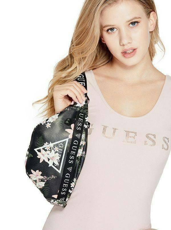 GUESS GESABEL GYM FANNY PACK กระเป๋าหนังคาดเอว/อก ด้านหน้าปั๊มโลโก้แบรนด์ทรงสามเหลี่ยม ตัวกระเป๋าเปิดปิดด้วยซิปใช้งานง่าย มี 2 ช่องซิป มีลูกเล่นซ่อนซิปหน้าคาดปิดด้วยสายพิมพ์โลโก้ ภายในกระเป๋าโล่งกว้าง สามารถใส่มือถือได้ทุกรุ่น จุของได้เยอะ รับรองถูกใจสาวๆ