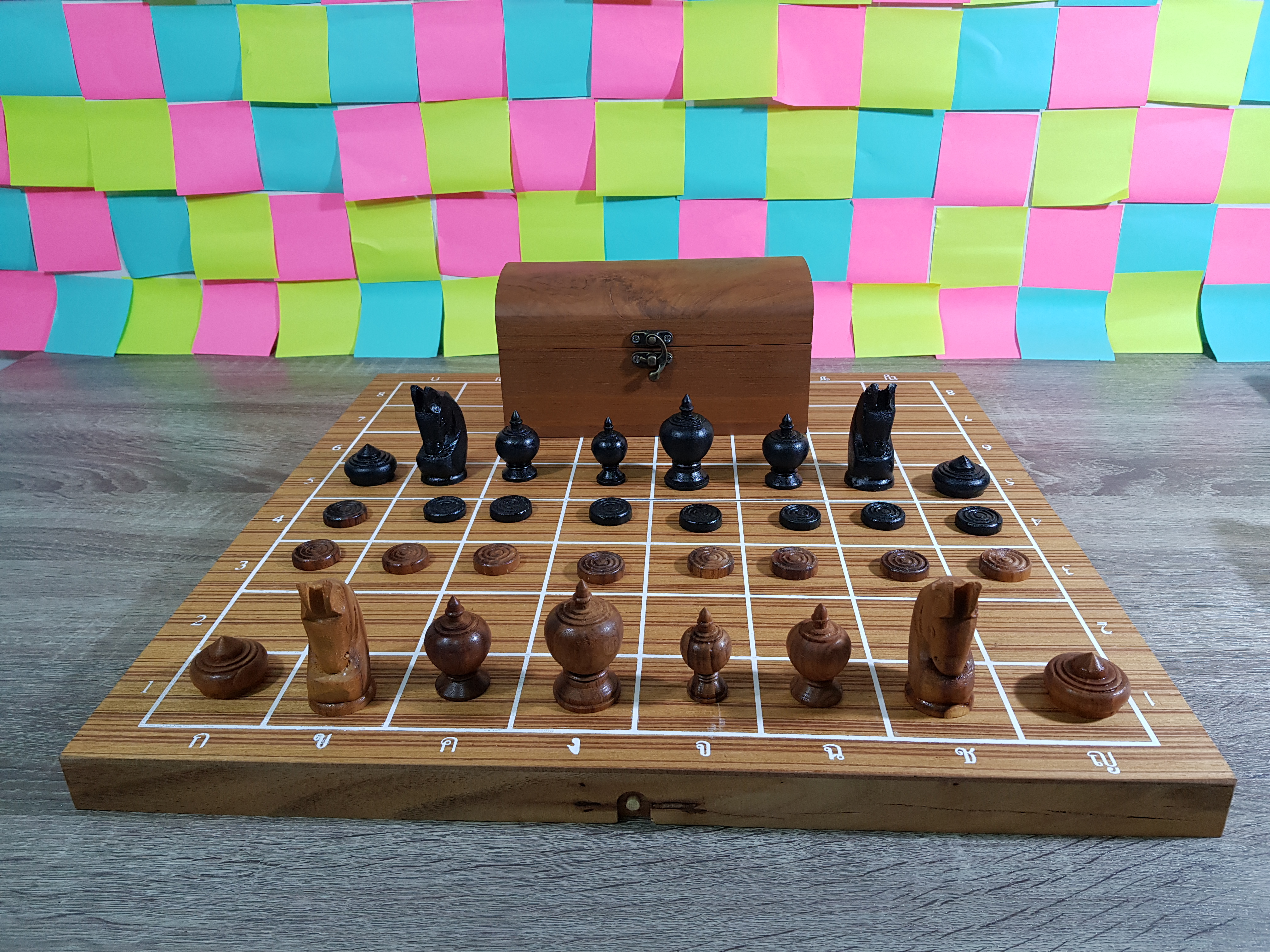 ชุดหมากรุกไทยตัวไม้มาตฐานพร้อมกระดานไม้พับได้ช่อง5x5และหีบทรงสี่เหลี่ยม(ขนาดกระดาน45x44cm.)