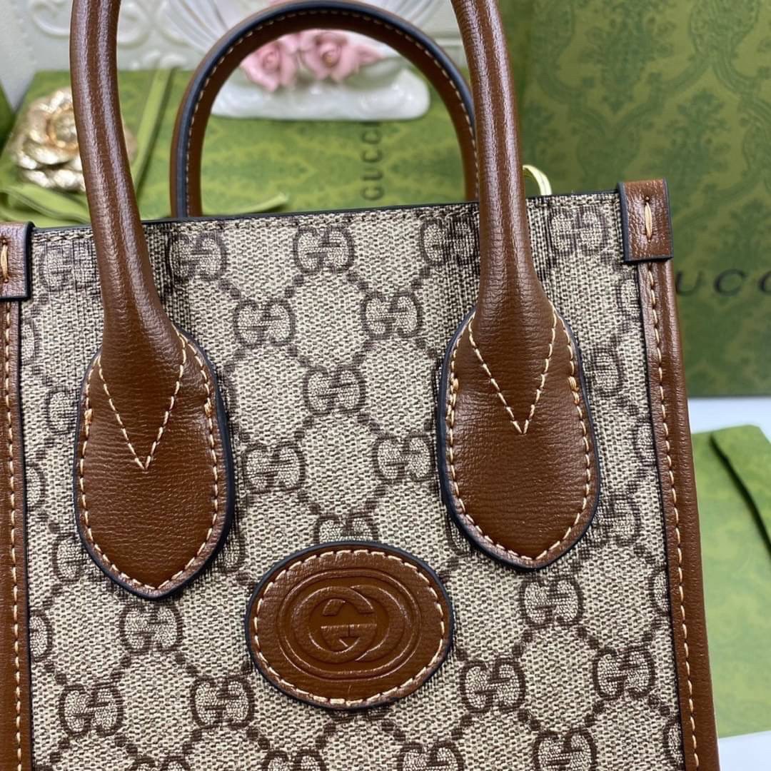 VIP GIFT 】หนังแท้ GUCCI New Season GG-canvas tote bag กระเป๋าถือและสะพายได้ มีสายยาวให้ด้วยค่ะ ออกแบบมาให้เข้ากับไลฟ์สไตล์ที่ไม่หยุดนิ่งของคุณ ดูเรียบง่าย แต่หรูหรา ด้วยดีไซน์ของกระเป๋าทรงสี่เหลี่ยมผืนผ้า ด้วยสีและรูปทรงที่เรียบง่ายจึงสามารถแมทช์กับสีสันข