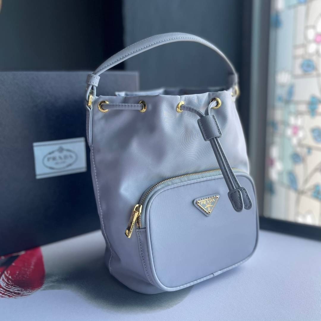 Prada Duet Re-Nylon Bucket shoulder bag / Prada Nylon bucket bag Pastel เกรดใช้สลับใบจริง ออริจินอล ใช้งานต่างประเทศได้ น้องสาวสุดสวยมาให้จับจองอีกหนึ่ง สีพาสเทลน่ารักละมุนมากๆ ค่ะ กระเป๋าสะพายข้าง ทรงขนมจีบ ไซส์มินิ ขนาดน่ารักน่าใช้มาก วัสดุขอบหนังแท้ แล
