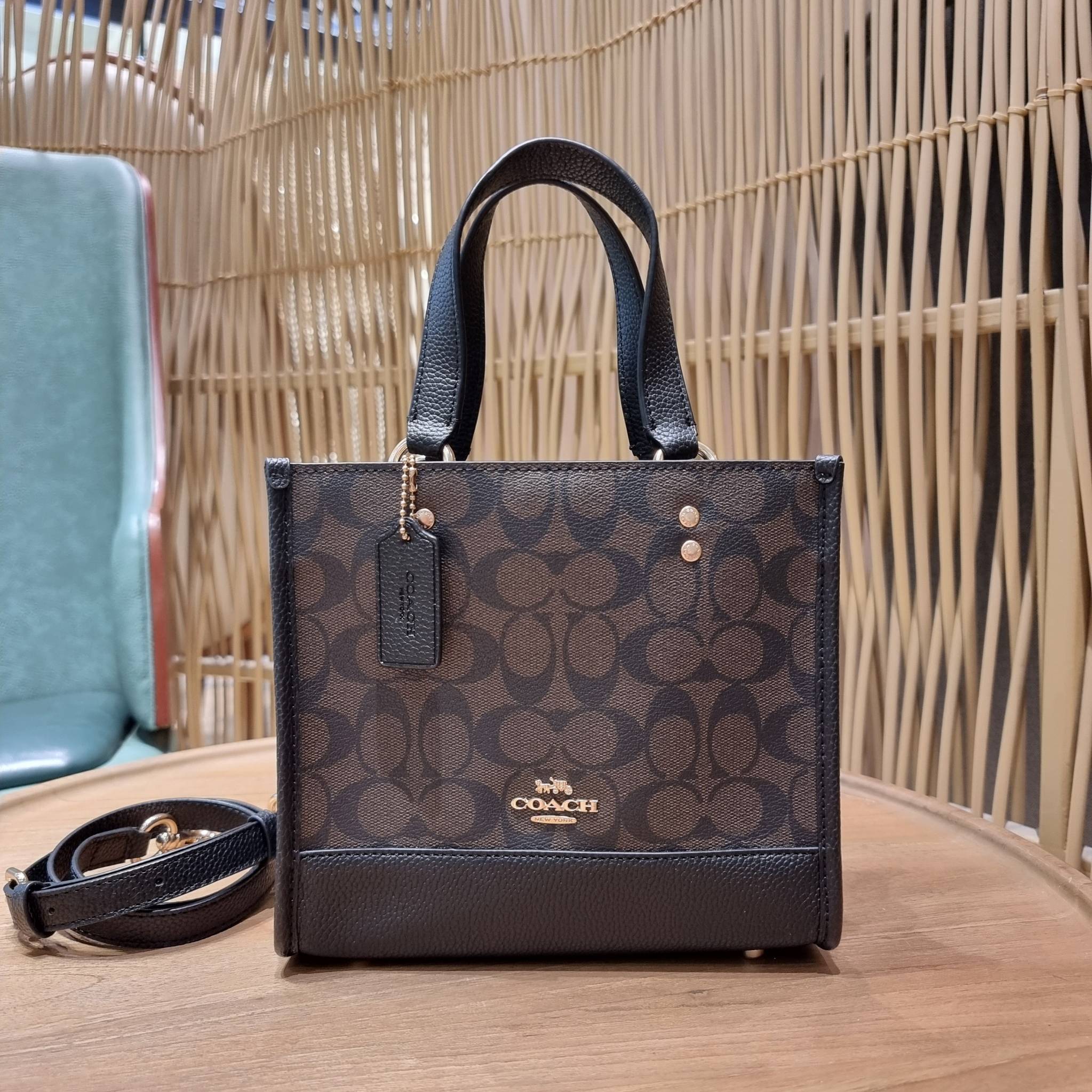 OUTLET 】COACH C5122 DEMPSEY TOTE 22 IN SIGNATURE CANVAS แรงดี กระหน่ำยอดสั่งซื้อมากจ้าแม่!! กระเป๋าทรงโท้ท 22 ที่ขนาดน่ารักน่าใช้มากๆ สาวๆถูกอกถูกใจกันนับไม่ถ้วน!! ฟังก์ชั่นการใช้งานสะดวกที่สุด มีทั้งสายคล้องในตัว และสายครอสบอดี้ ดีไซน์คลาสสิคเรียบหรู วัส