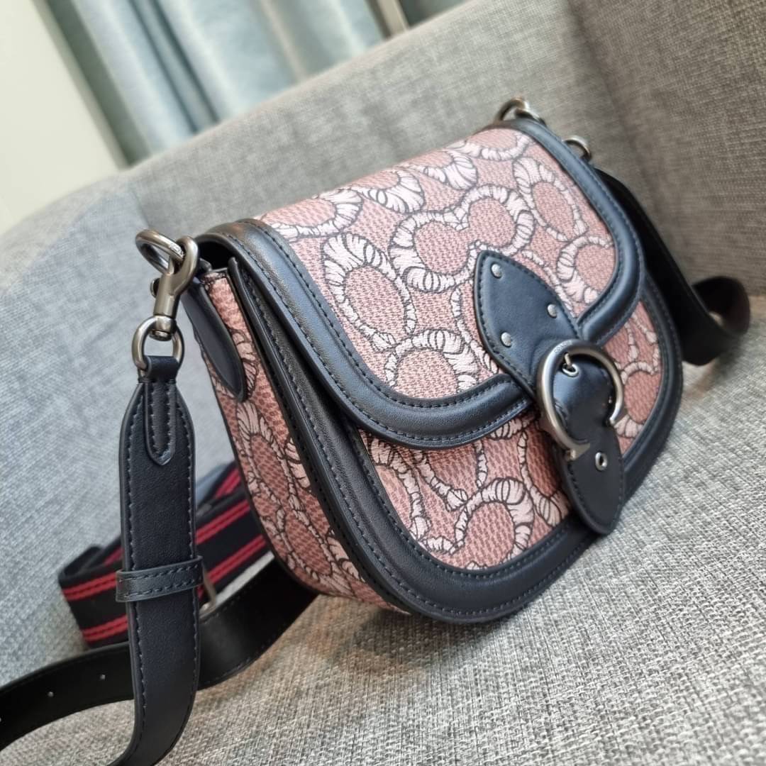 COACH C6972 COACH x MICHAEL B. JORDAN WITH BEAT SADDLE BAG คอลเลคชั่นใหม่ ดีไซน์สุดชิค มาให้สวยในไทยก่อนใคร กับกระเป๋าทรง saddle ที่พิเศษมากๆมาพร้อมสายสะพาย 2 เส้น ใช้คู่กันหรือแยกสะพายก็สวยครบสูตร กระเป๋าสะพายทรง saddle คลาสสิค วัสดุหนังแคนวาสสลับหนังแท้
