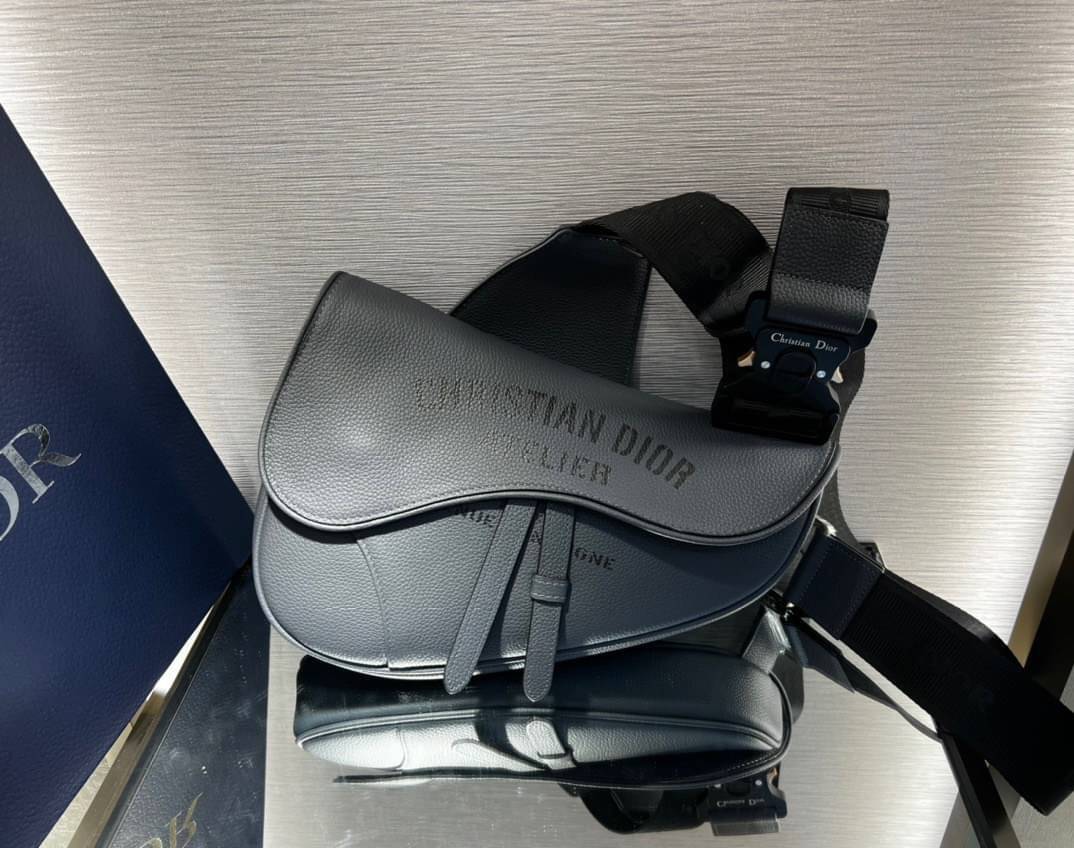 Dior Saddle Atelier bag / DIOR DARK GRAY GRAINED CALFSKIN WITH ATELIER SIGNATURE SADDLE BAG / Dior men saddle bag เกรดเทพออริจินอล หนังแท้ ภาพถ่ายจากสินค้าจริง ใช้งานต่างประเทศได้