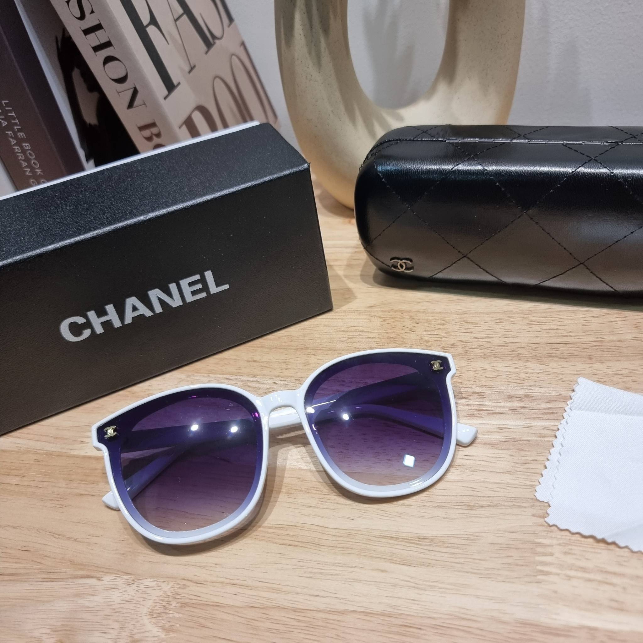 Chanel eye-glasses UV protection gift Box set สุดคุ้ม มาพร้อมอุปกรณ์ครบเซ็ท ดีไซน์ชิคมากแม่!! รับรองไม่ซ้ำใคร ใส่เสริมโหงวเฮ้ง ดูผู้ดี มีพกติดตัวไว้ไม่ตกเทรนด์ ใช้ได้ทุกโอกาส ทุกสถานการณ์ ใส่ที่บ้านถนอมสายตา