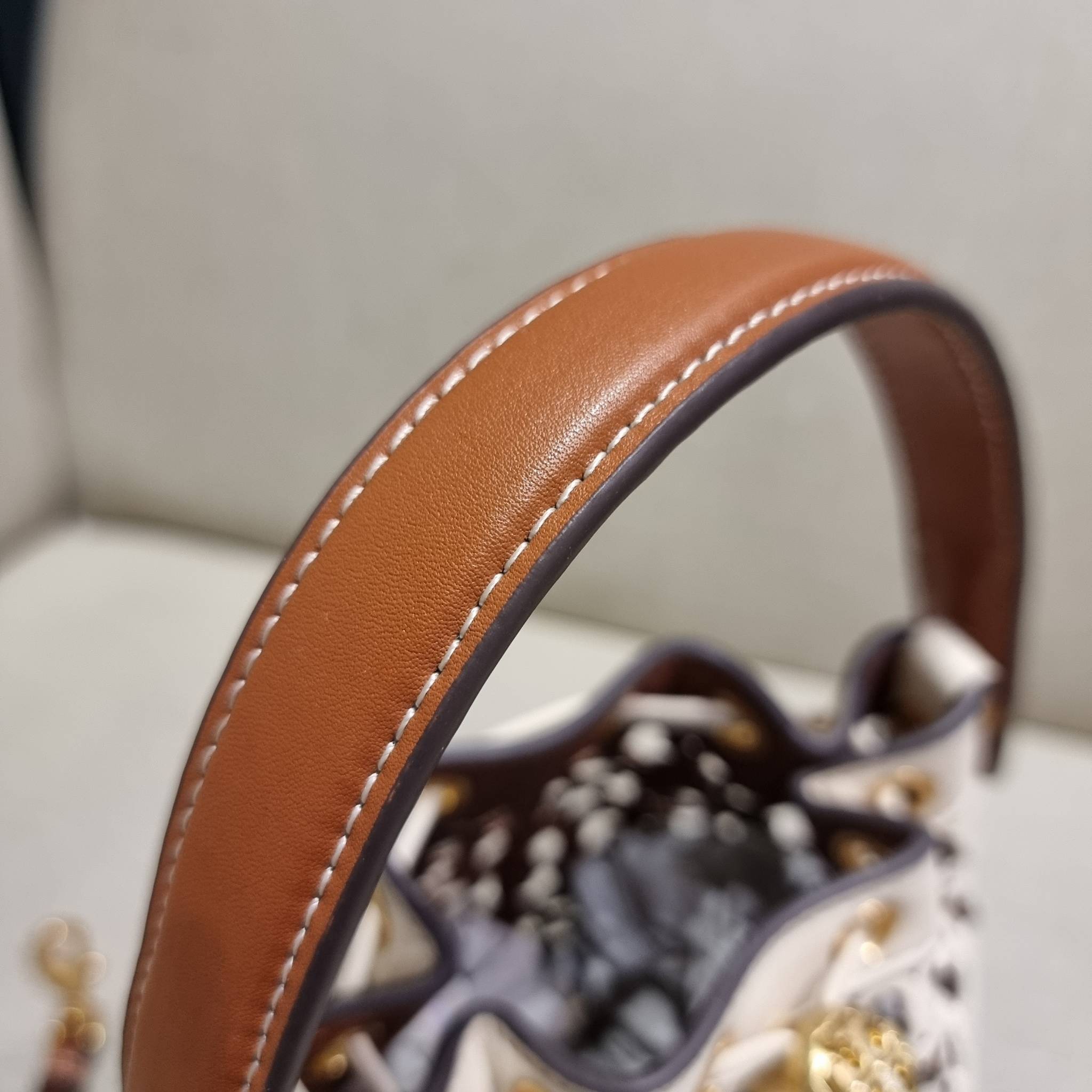 TORY BURCH T MONOGRAM LASER-CUT MINI BUCKET BAG ใจบางที่สุดกับคอลเลคชั่นนี้ กับกระเป๋าสะพายทรงบัคเก็ต ไซส์มินิ รุ่นชูโรงสุดฮิต ที่เพิ่มดีเทลความแพงด้วยการฉลุลวดลายโมโนแกรมรอบใบ ถักทอเป็นเส้นลายสานที่สวยงามมาก งานฝีมือจริงๆ วัสดุหนัง cowhide รูดเปิด-ปิดด้ว